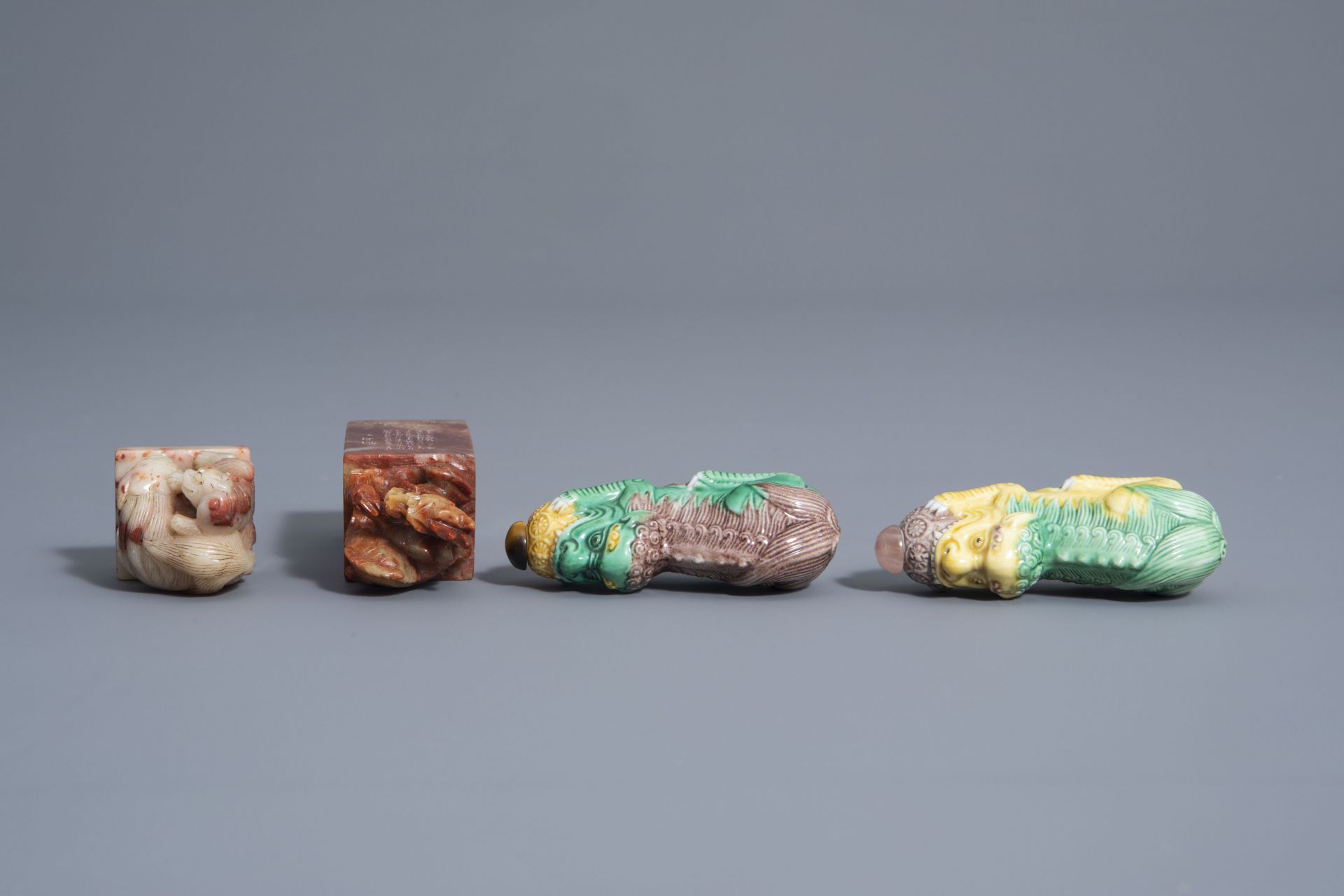 A varied collection of Chinese porcelain and two soapstone seals, 19th/20th C. - Bild 13 aus 14