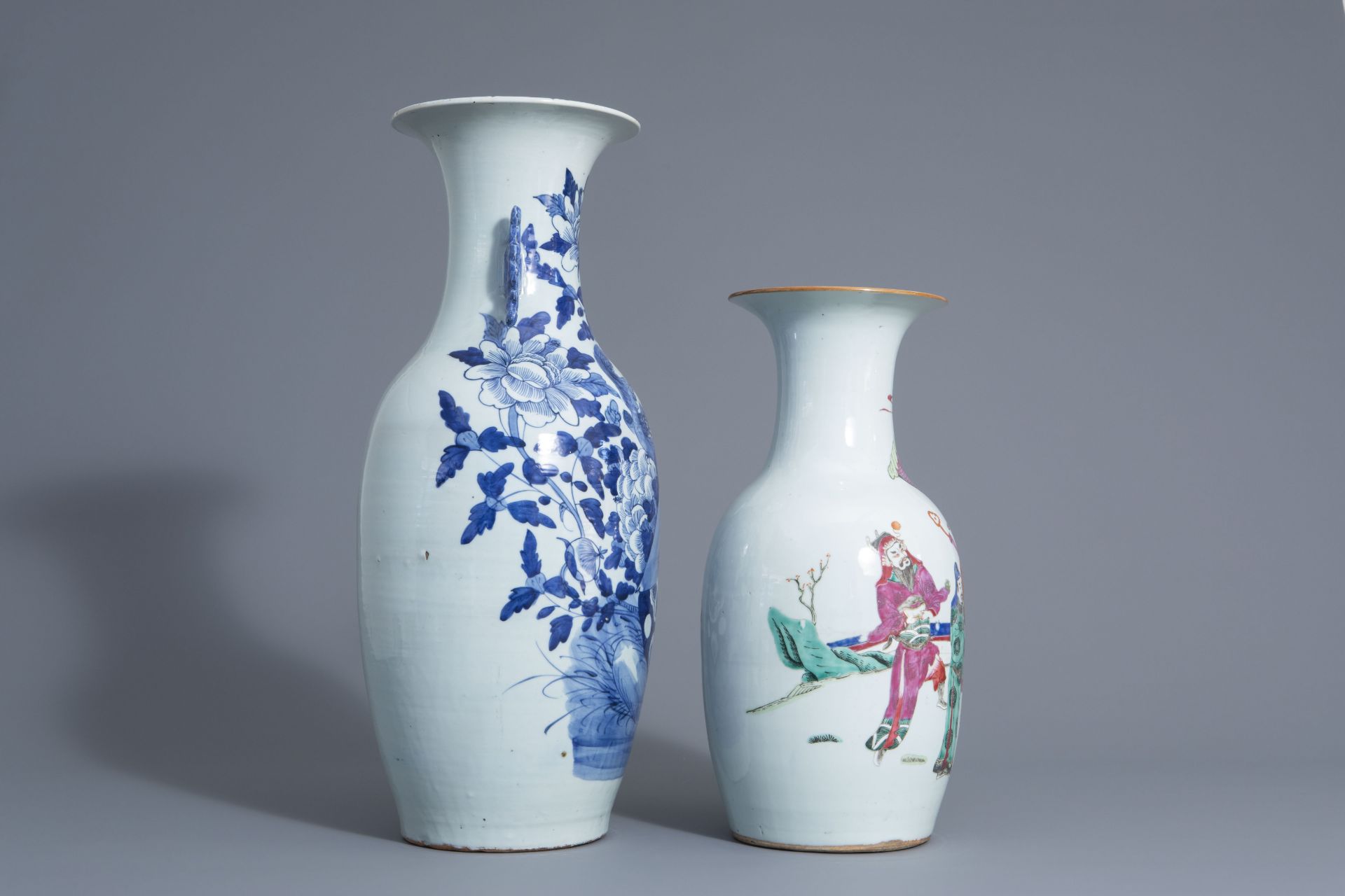 Two Chinese famille rose and blue and white vases with different designs, 19th/20th C. - Bild 2 aus 6