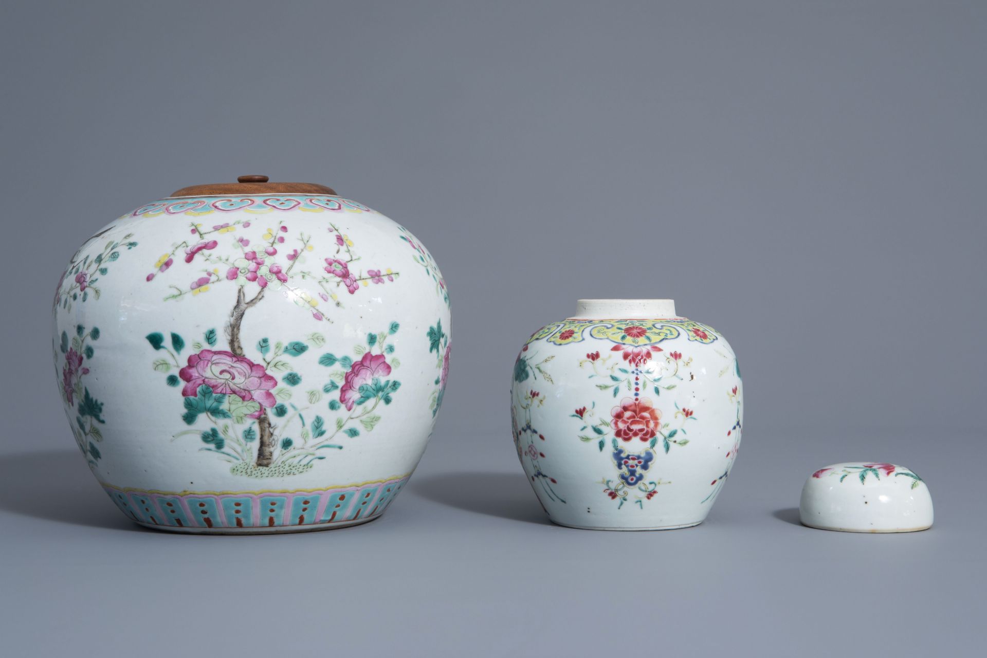Two Chinese famille rose jars and covers with floral design, 19th and 20th C. - Bild 3 aus 7