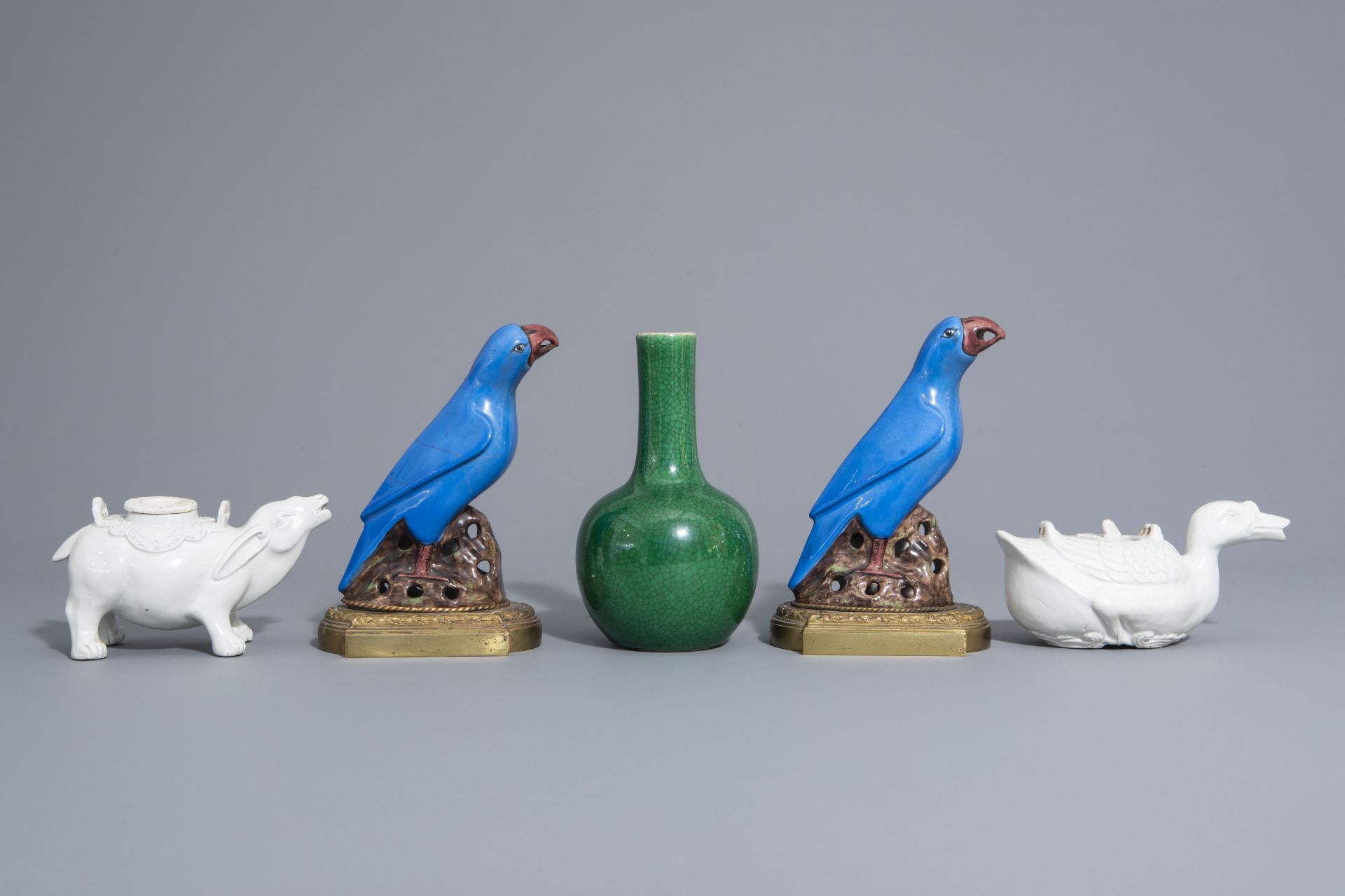 A Chinese monochrome green vase, 2 blanc de Chine teapots & a pair of polychrome birds, 19th/20th C - Bild 2 aus 7