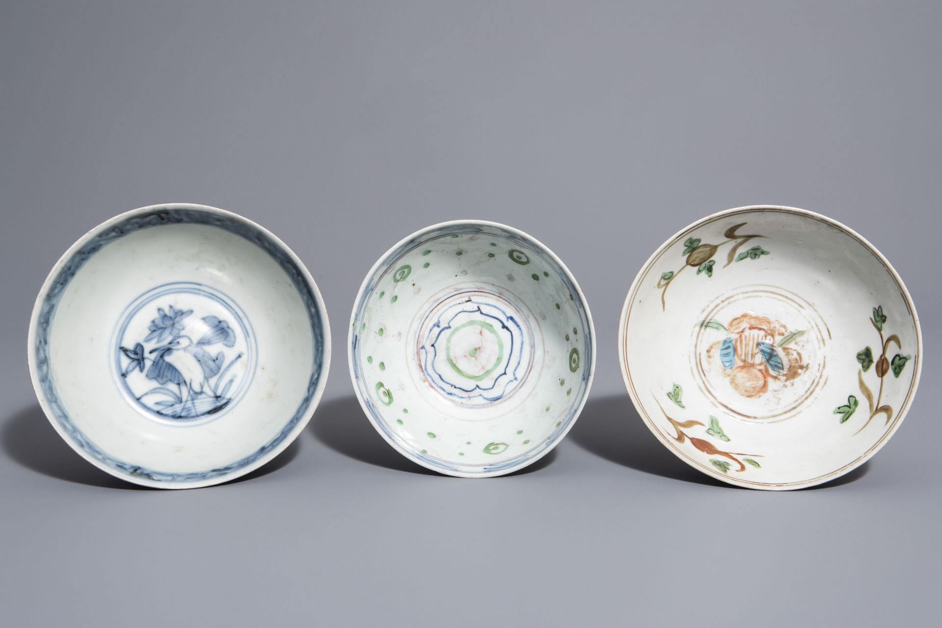 Three Chinese blue, white and polychrome Swatow bowls with different designs, 17th C. - Image 6 of 7