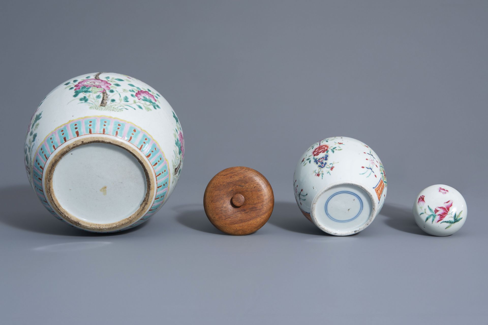 Two Chinese famille rose jars and covers with floral design, 19th and 20th C. - Bild 7 aus 7