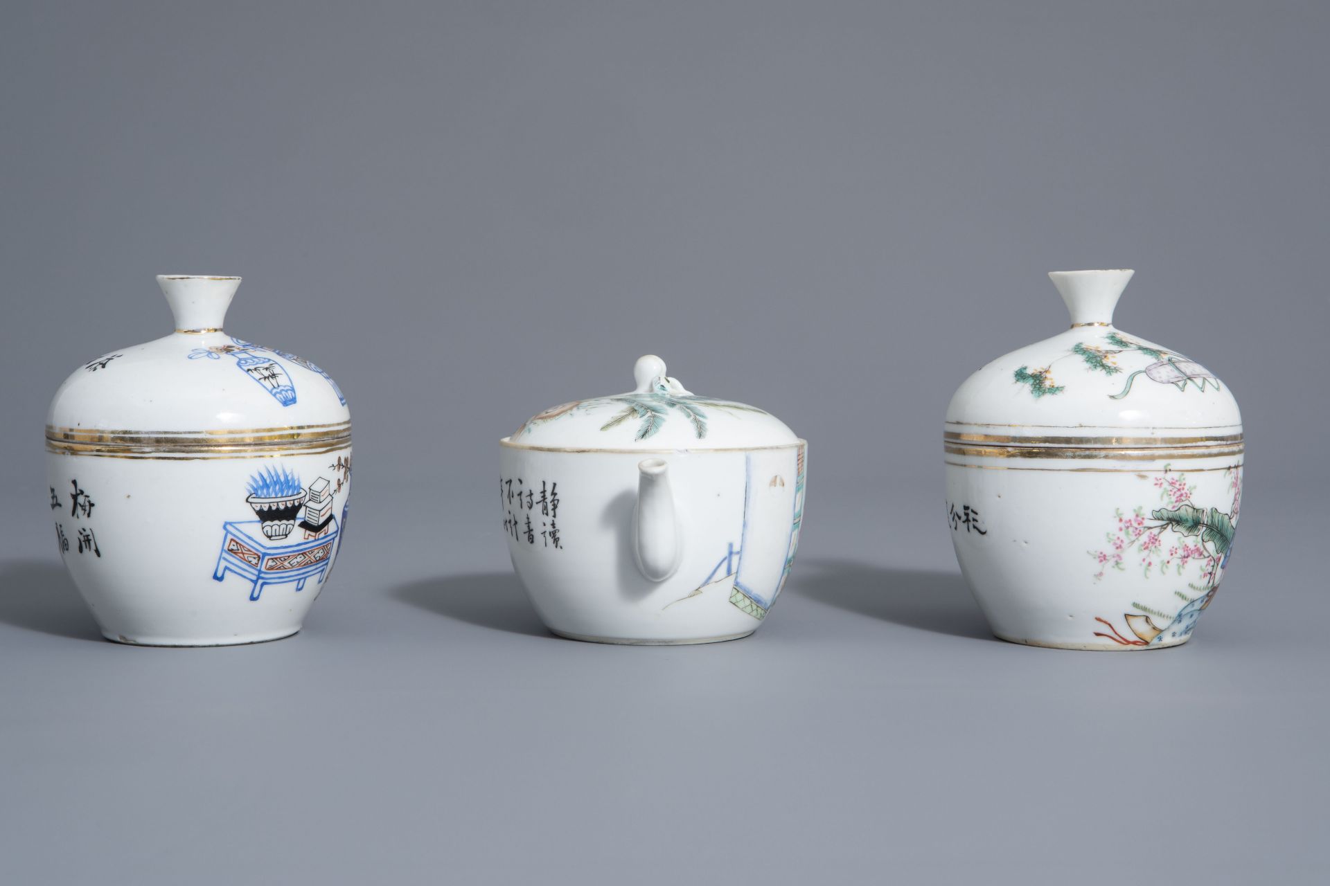 A varied collection of Chinese famille rose and blue and white porcelain, 19th/20th C. - Bild 3 aus 14