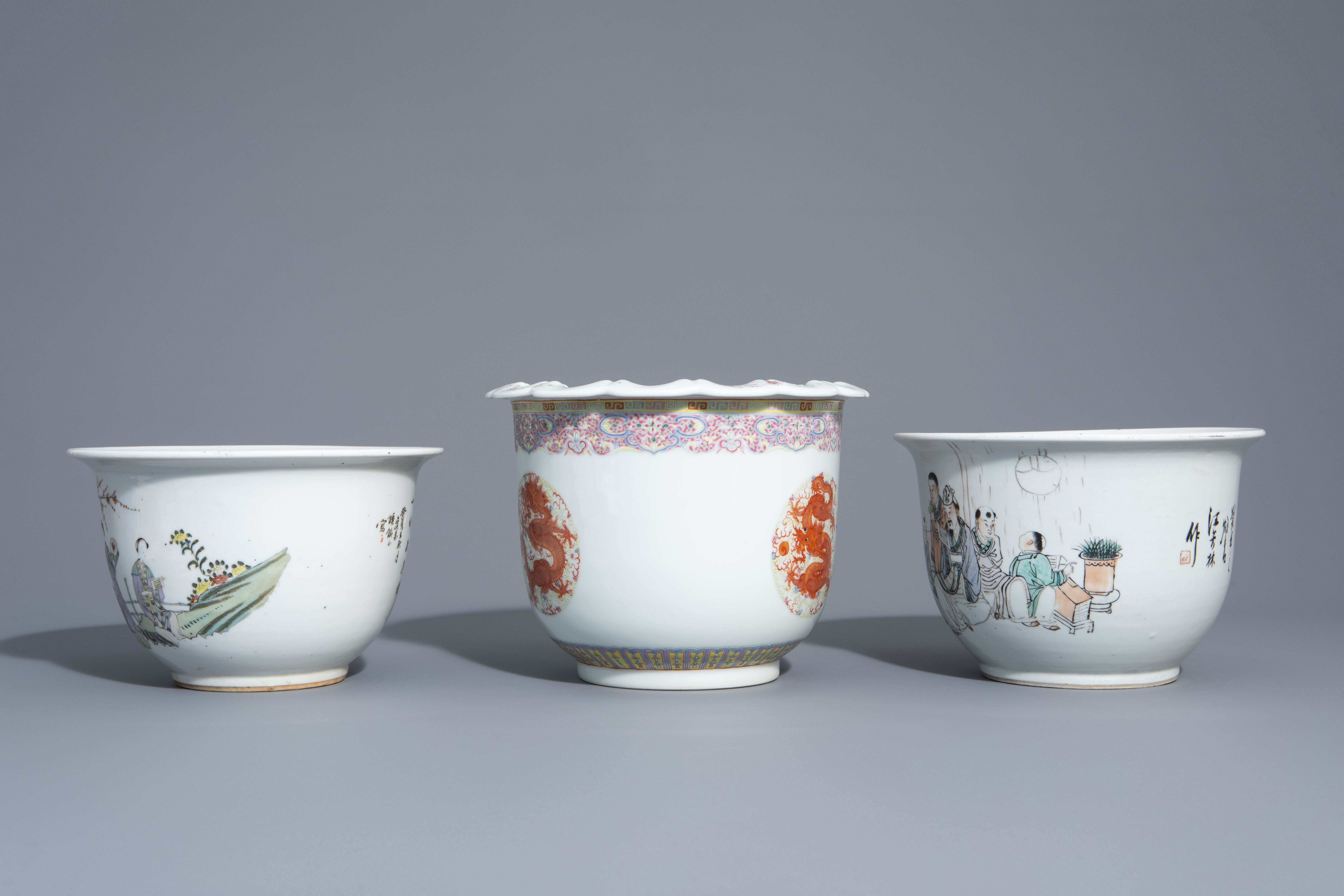 Three Chinese famille rose and qianjiang cai jardinires with different designs, 19th/20th C. - Image 5 of 7