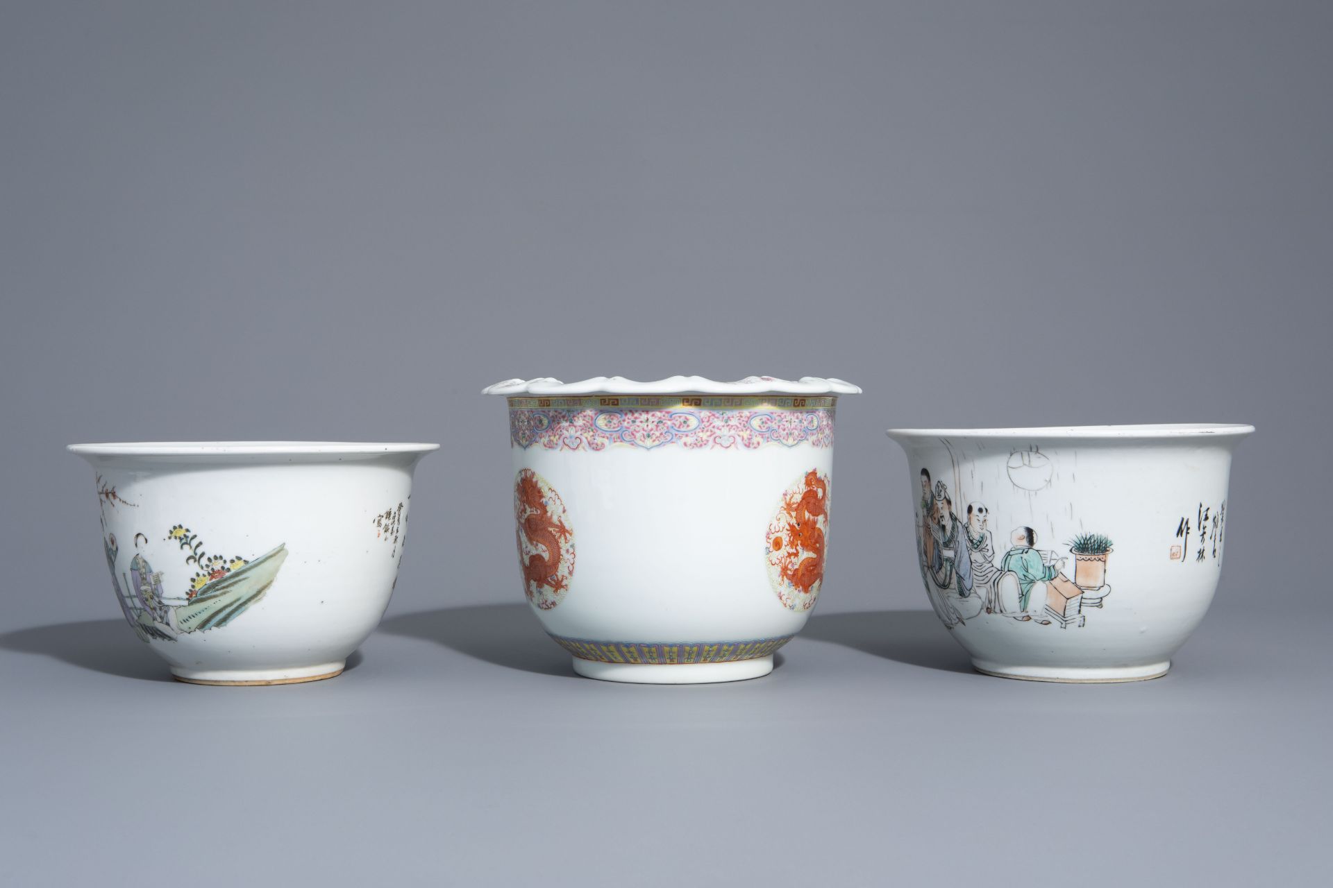 Three Chinese famille rose and qianjiang cai jardinires with different designs, 19th/20th C. - Bild 5 aus 7