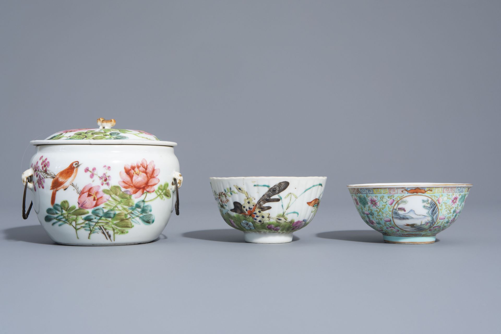 A varied collection of Chinese qianjiang cai and famille rose porcelain, 19th/20th C. - Bild 10 aus 16