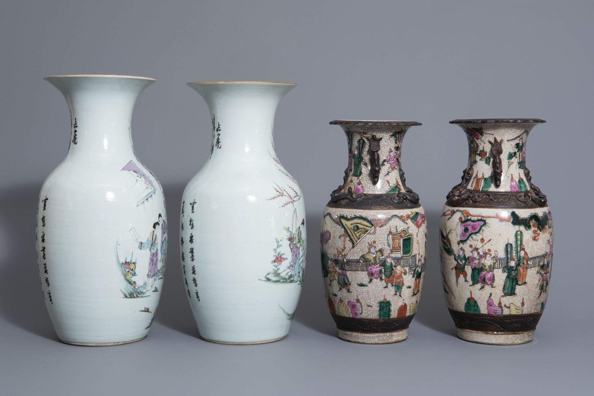 Two pairs of Chinese famille rose and Nanking crackle glazed vases, 19th/20th C. - Bild 3 aus 7
