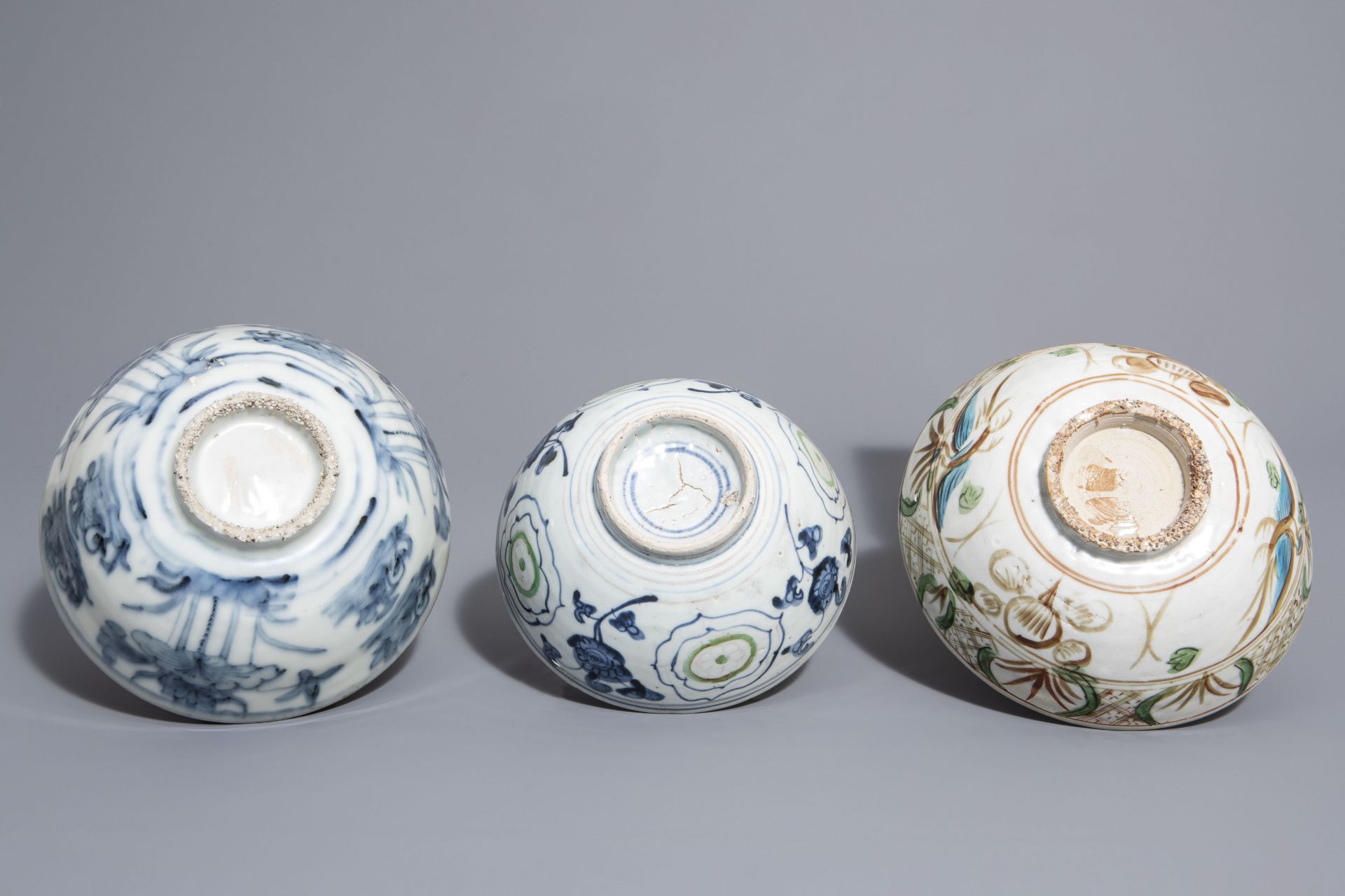 Three Chinese blue, white and polychrome Swatow bowls with different designs, 17th C. - Image 7 of 7