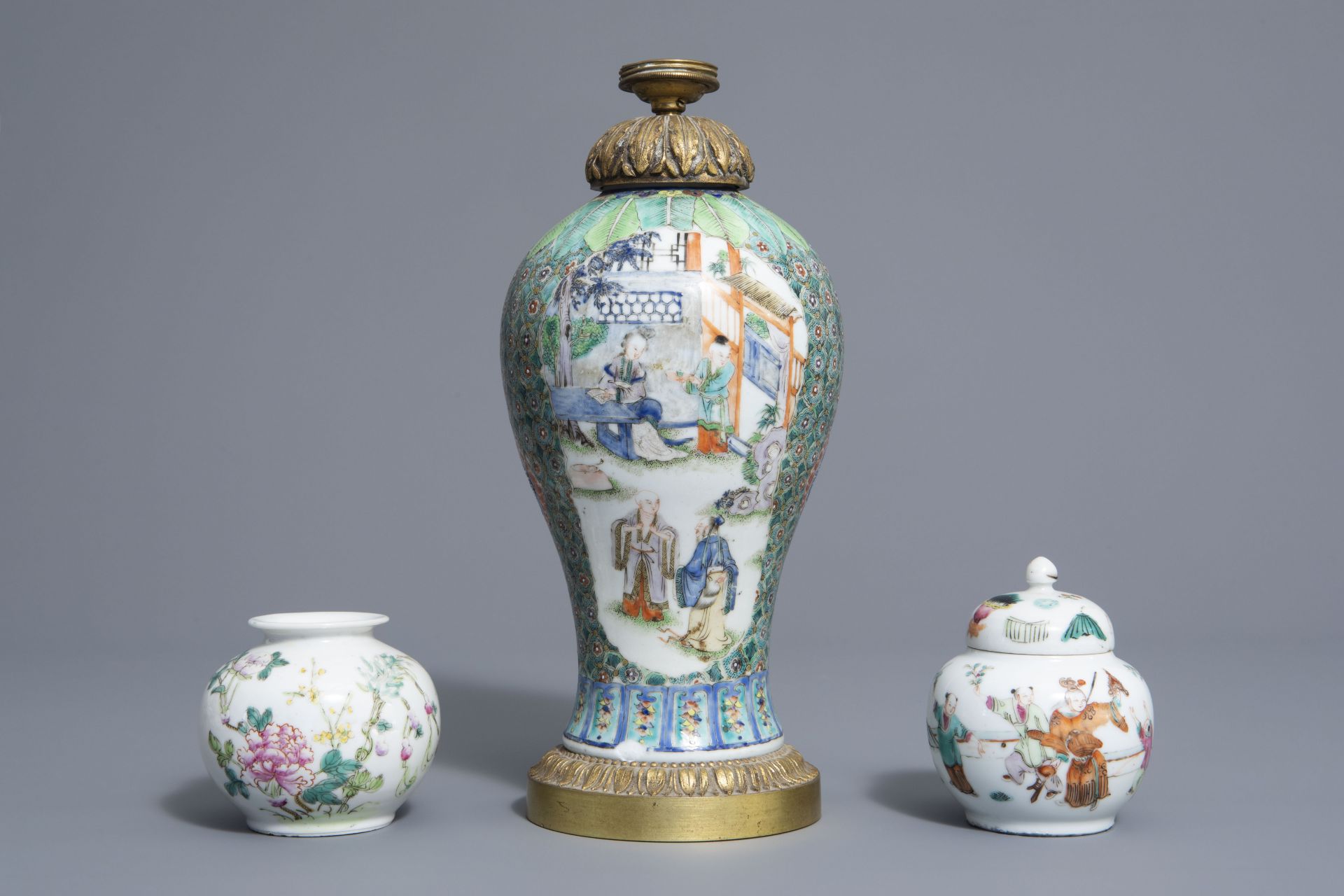 Three Chinese famille rose vases, two bowls and a plate with different designs, 19th C. - Bild 4 aus 15