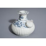 Een Chinese blue and white Swatow kendi with floral design, Ming, 17th C.