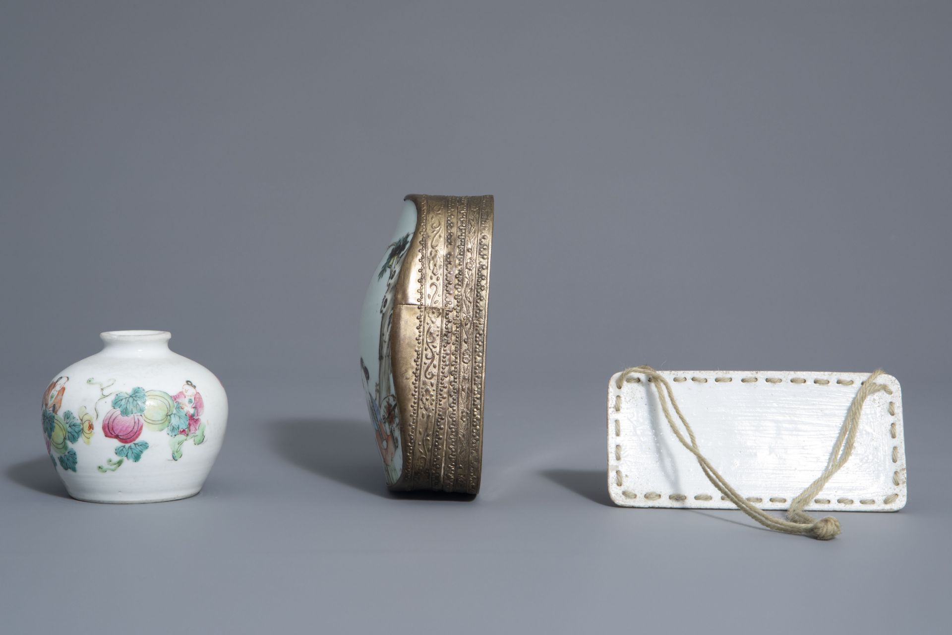 A varied collection of Chinese famille rose and blue and white porcelain, 19th/20th C. - Bild 11 aus 14