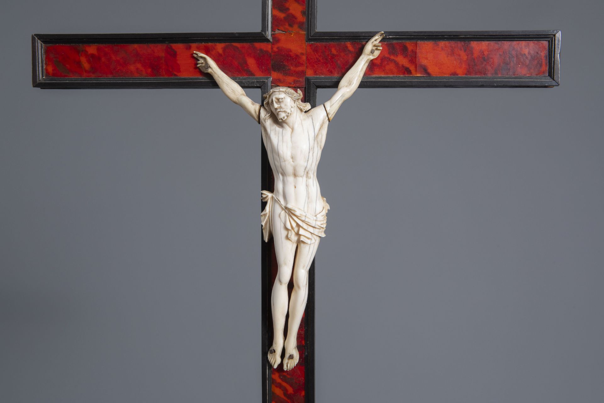 Ivory Corpus on silver mounted tortoise veneer ebony crucifix, Southern Netherlands, 17th/18th C. - Image 9 of 12