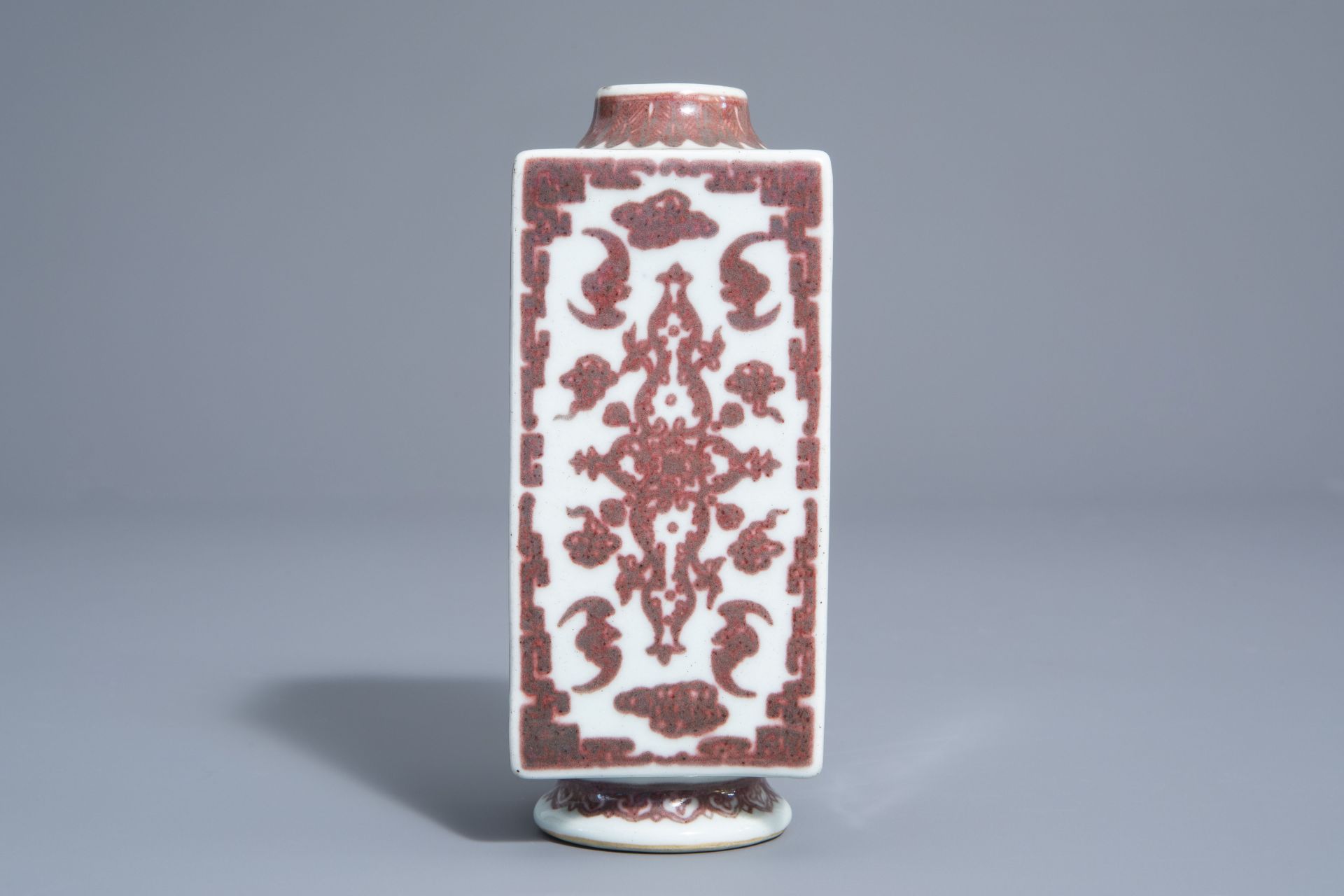 A Chinese cong shaped underglaze red 'bats' vase, Qianlong mark, 19th/20th C. - Bild 2 aus 7