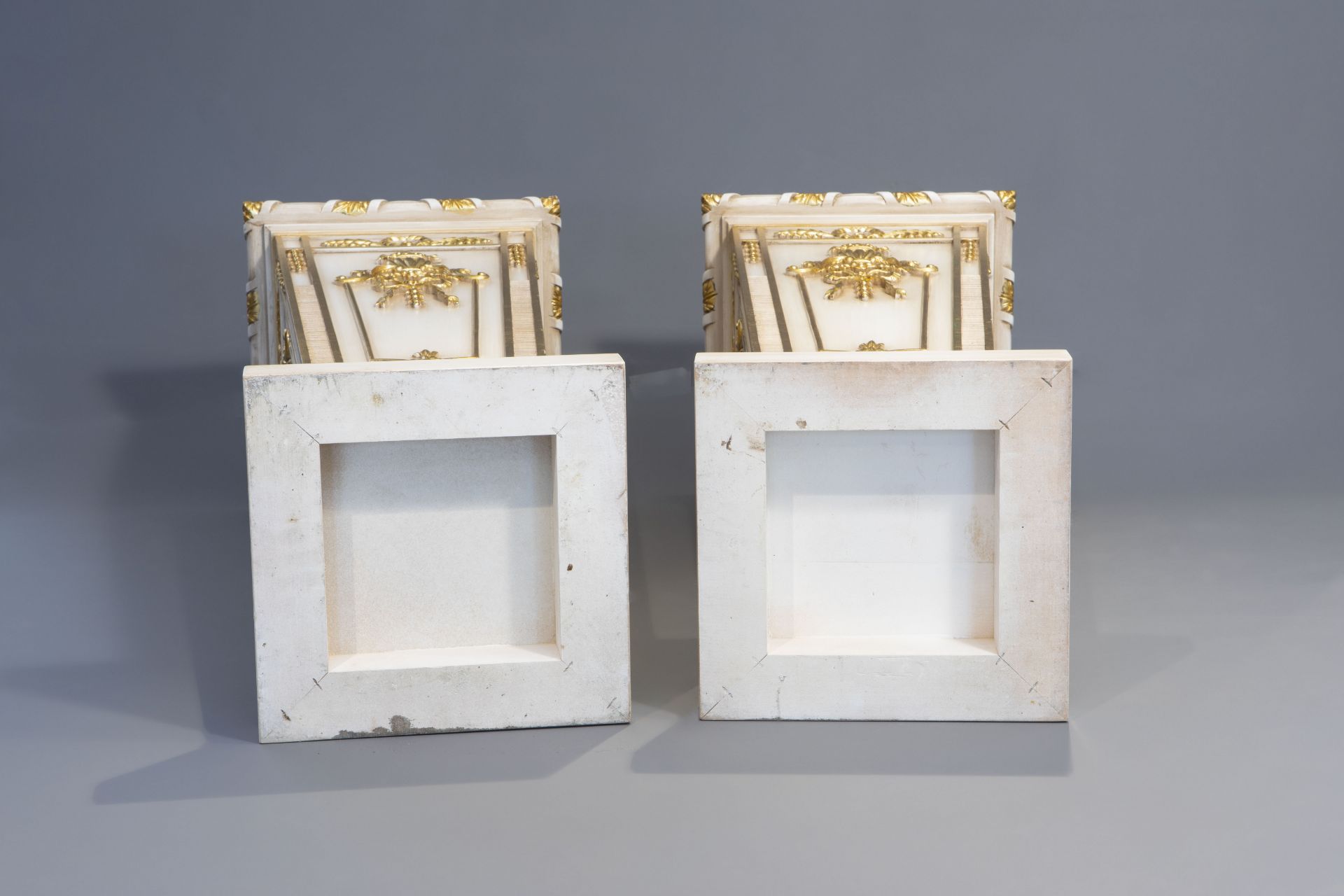 A pair of fine gilt and patinated wooden Empire style pedestals, presumably Italy, 20th C. - Image 7 of 7