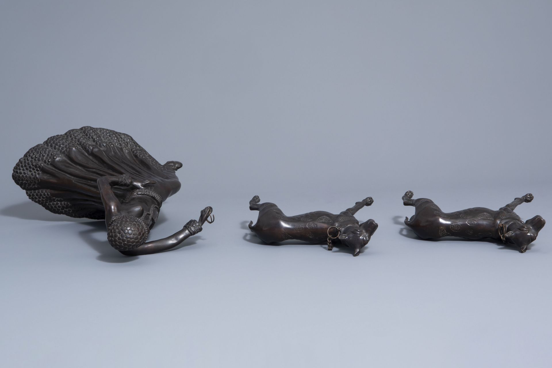 In the manner of Demetre Chiparus (1886-1947): Lady with two dogs, patinated bronze - Image 7 of 9