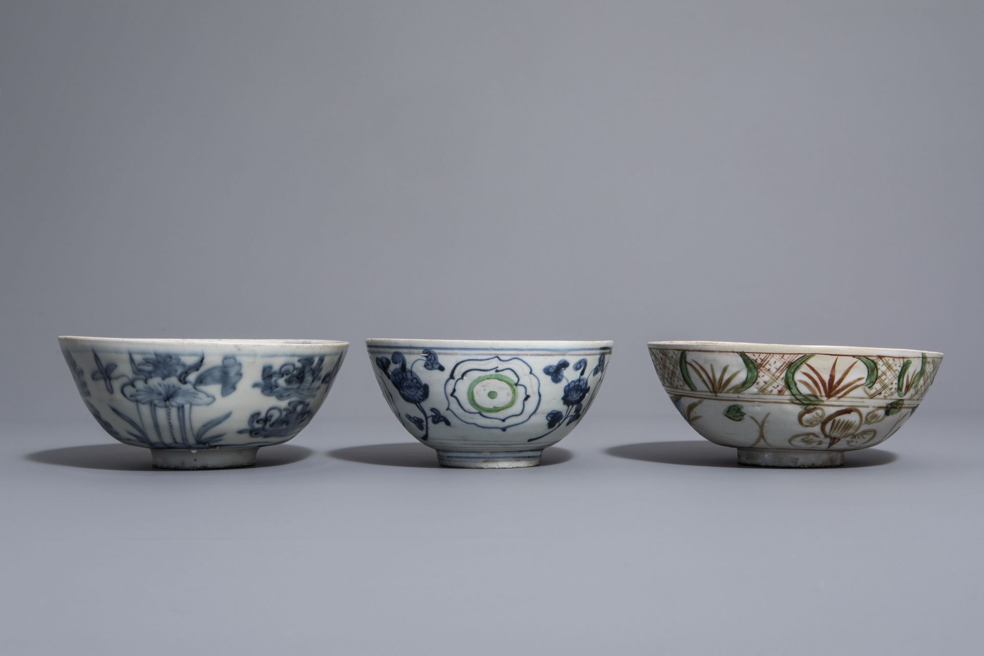 Three Chinese blue, white and polychrome Swatow bowls with different designs, 17th C. - Image 3 of 7