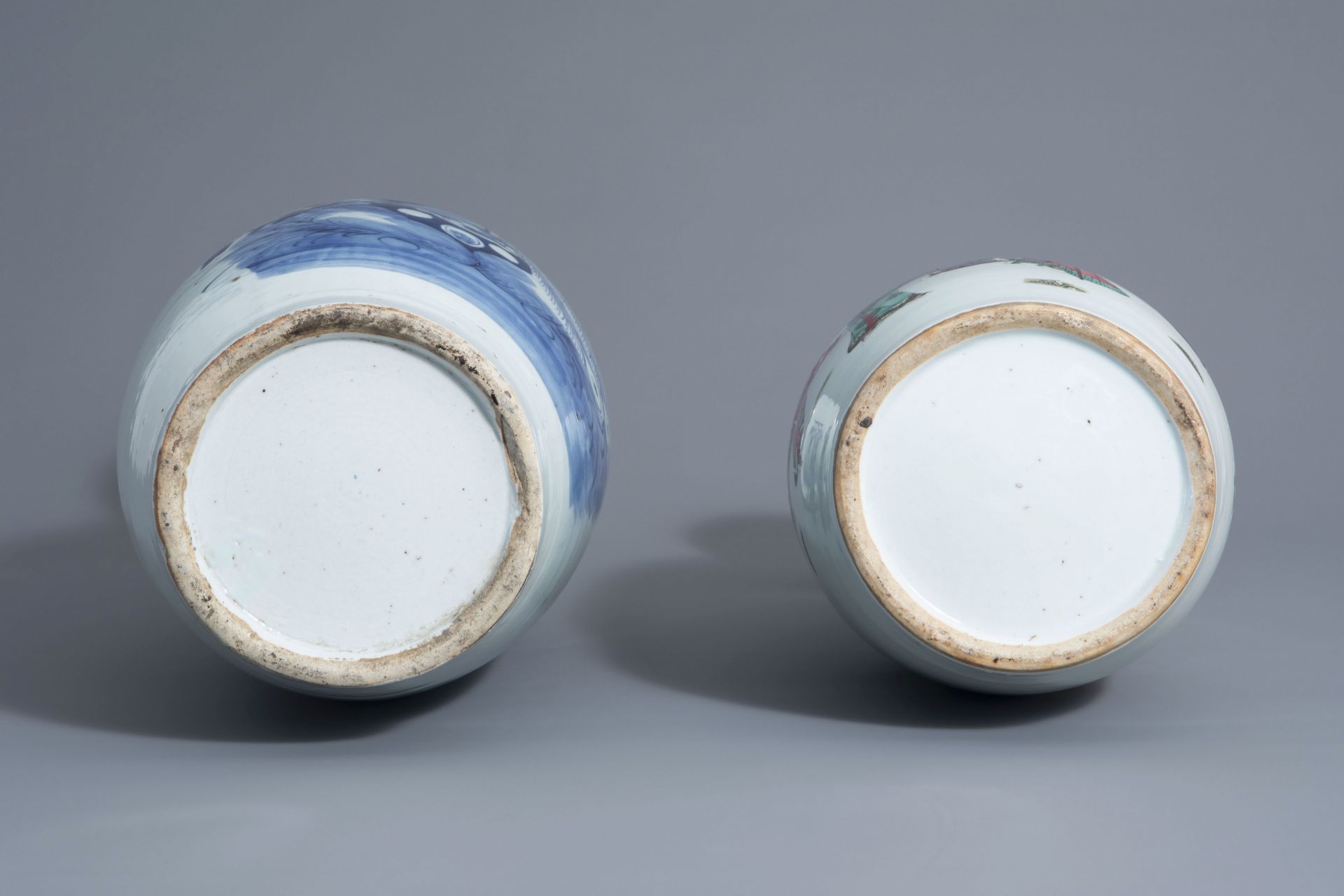 Two Chinese famille rose and blue and white vases with different designs, 19th/20th C. - Bild 6 aus 6