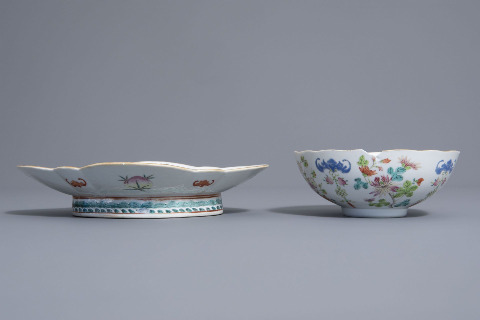 Three Chinese famille rose vases, two bowls and a plate with different designs, 19th C. - Bild 12 aus 15