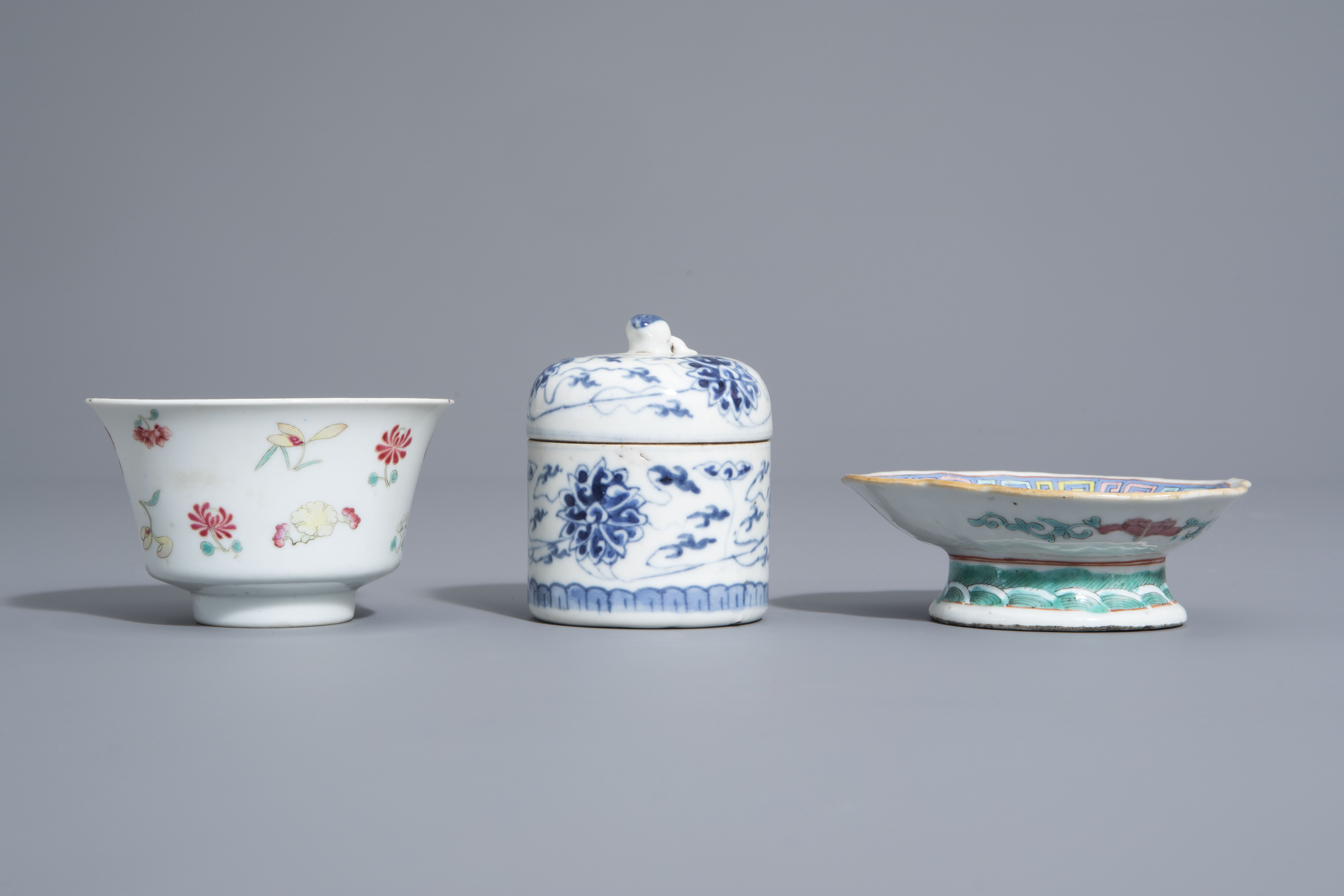 A varied collection of Chinese blue and white and famille rose porcelain, 19th/20th C. - Image 9 of 15