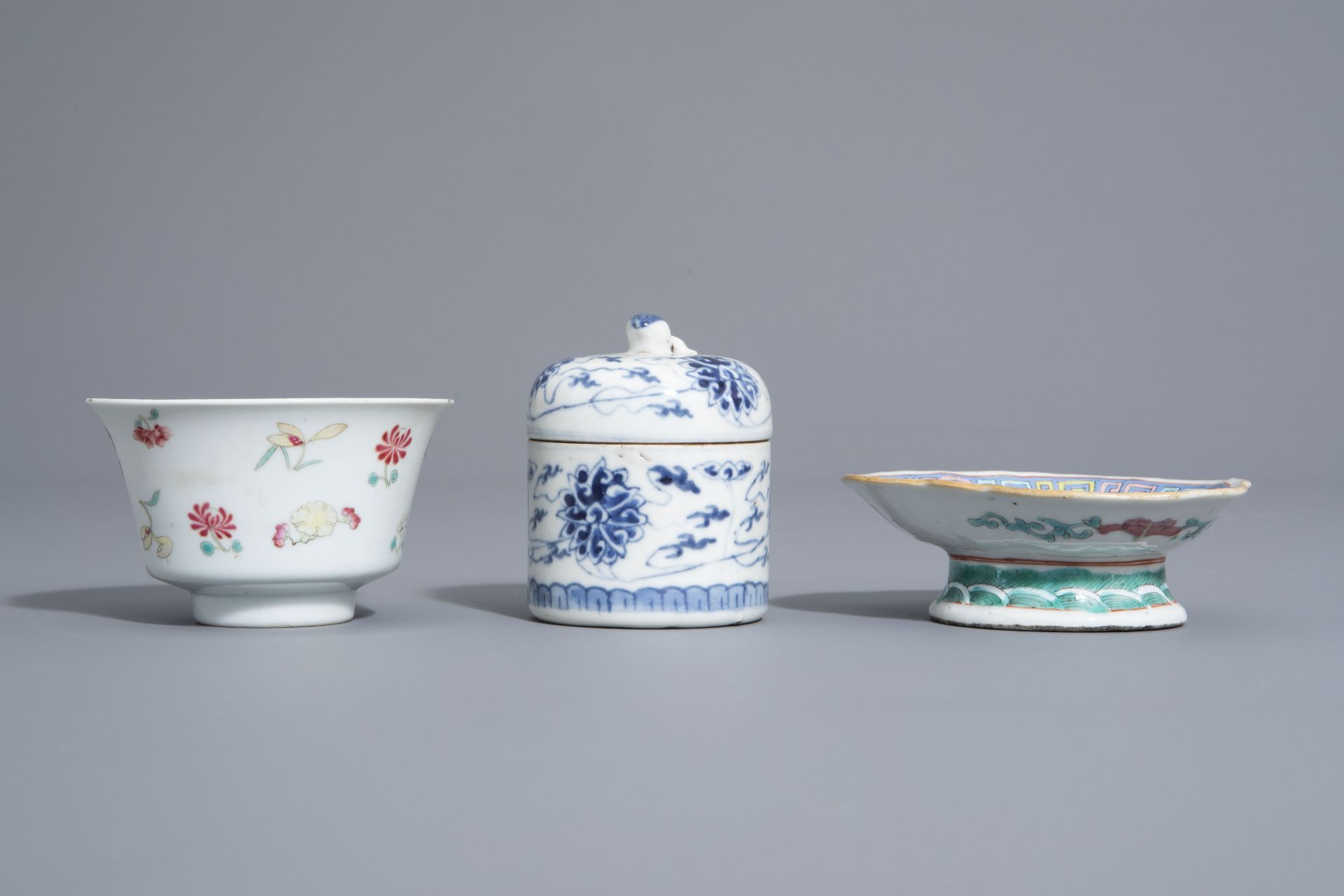 A varied collection of Chinese blue and white and famille rose porcelain, 19th/20th C. - Bild 9 aus 15