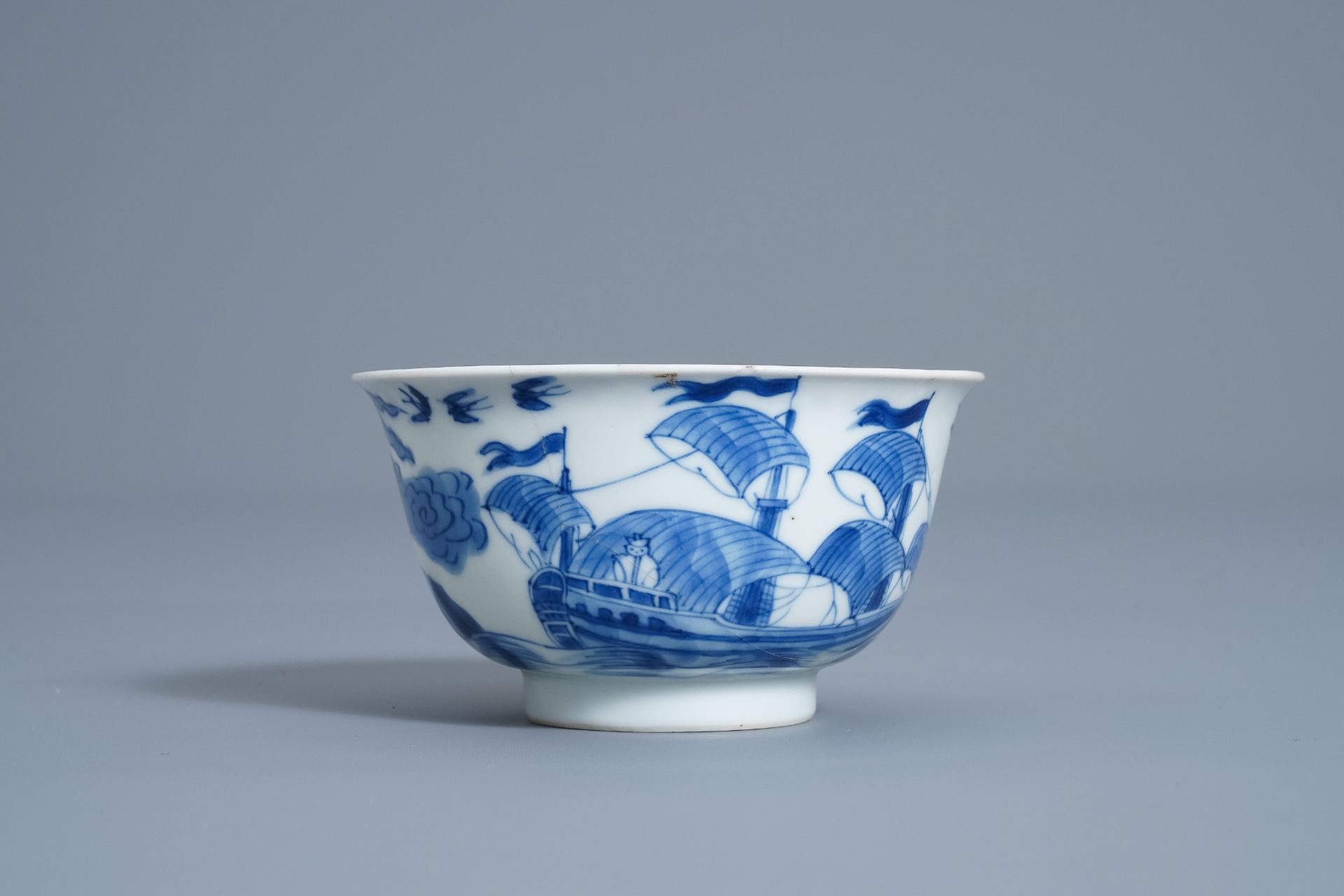 A Chinese blue and white French market cup and saucer, Kangxi - Bild 4 aus 9