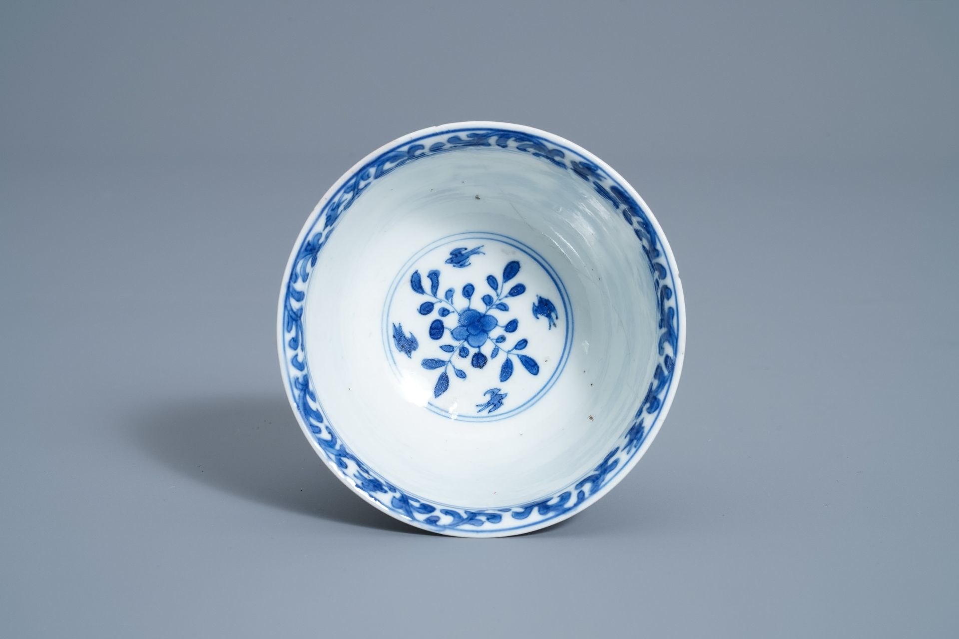 A Chinese blue and white French market cup and saucer, Kangxi - Bild 6 aus 9