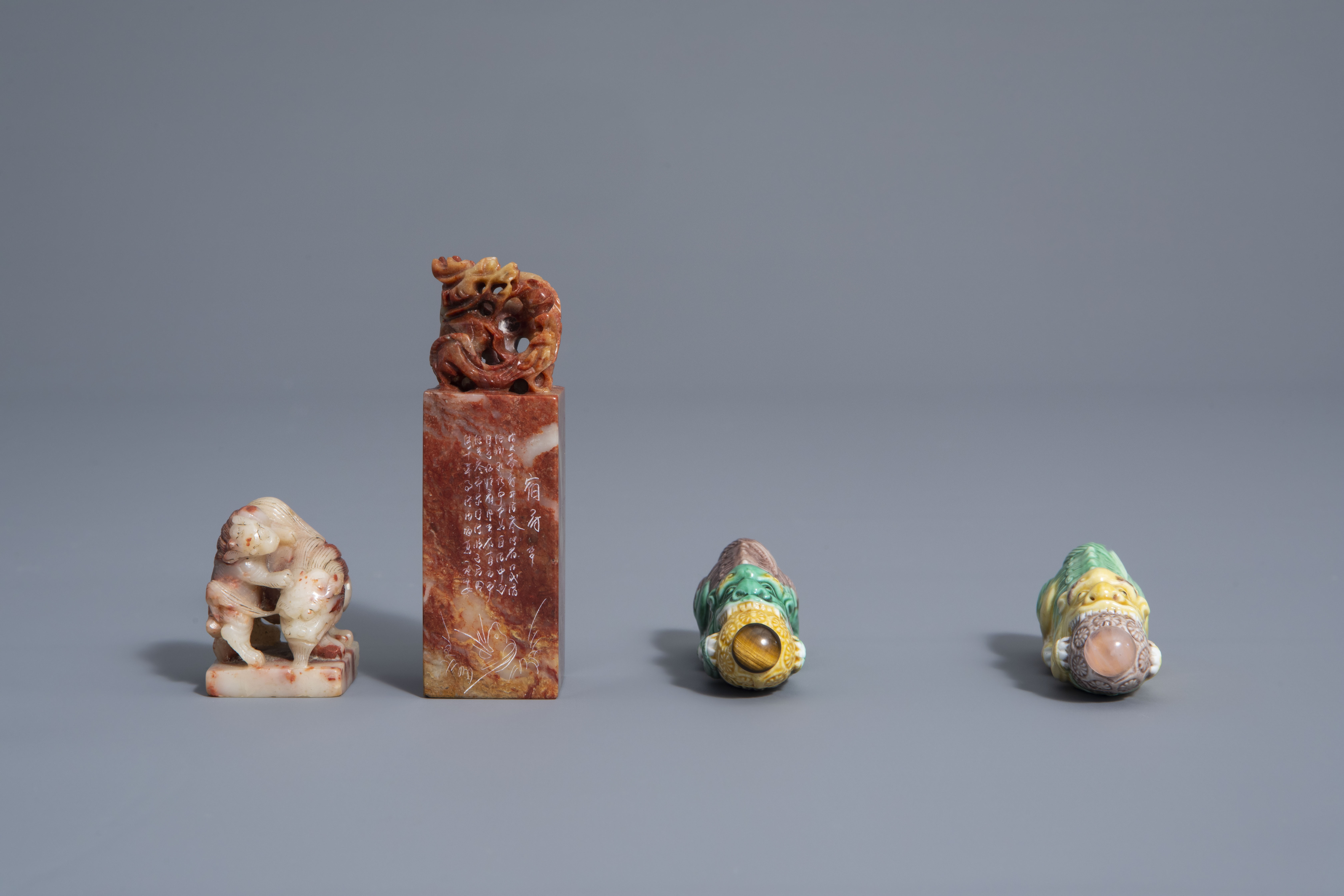 A varied collection of Chinese porcelain and two soapstone seals, 19th/20th C. - Image 9 of 14