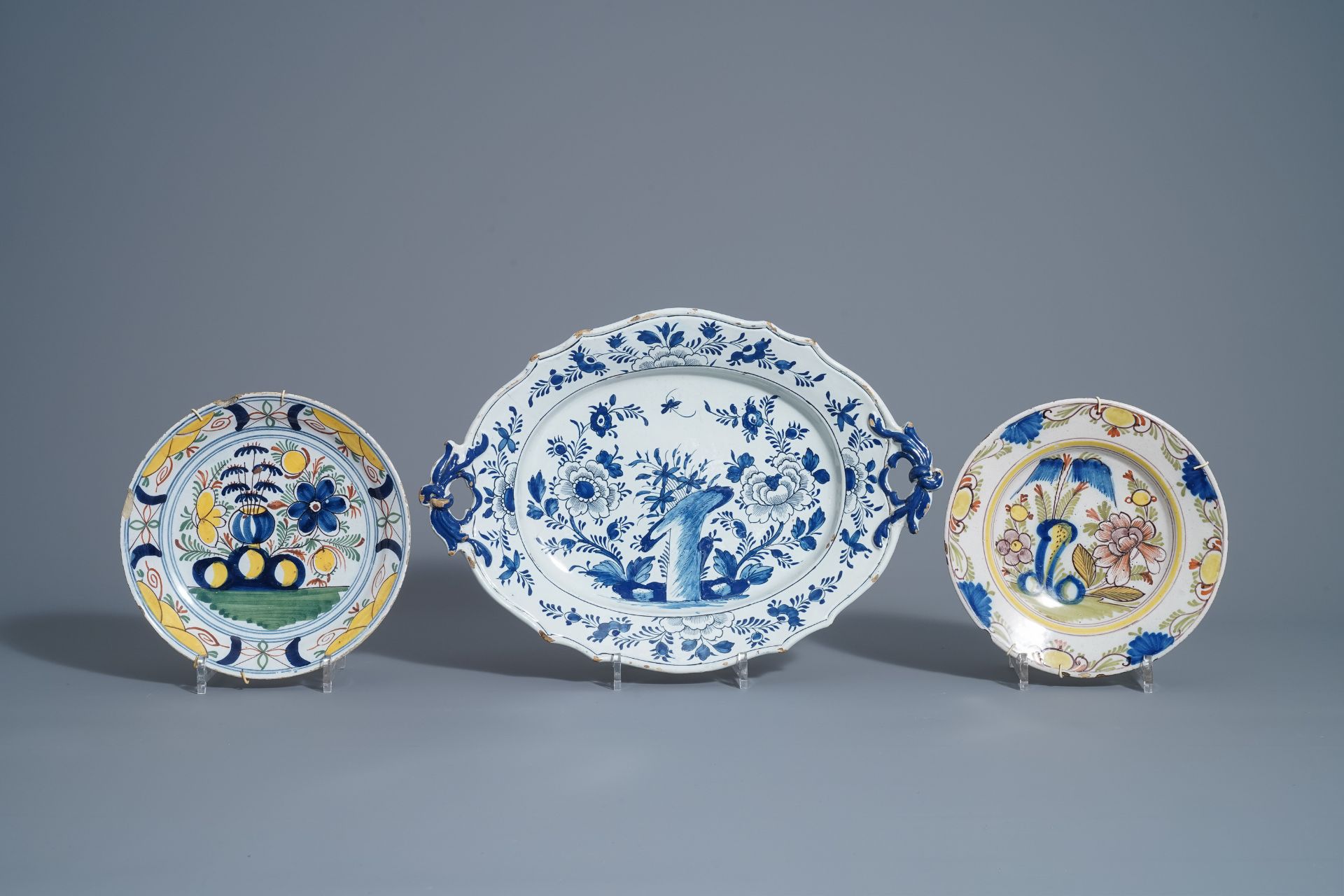 Twelve polychrome and blue and white Dutch Delft plates and an oval tray, 18th C. - Image 12 of 13