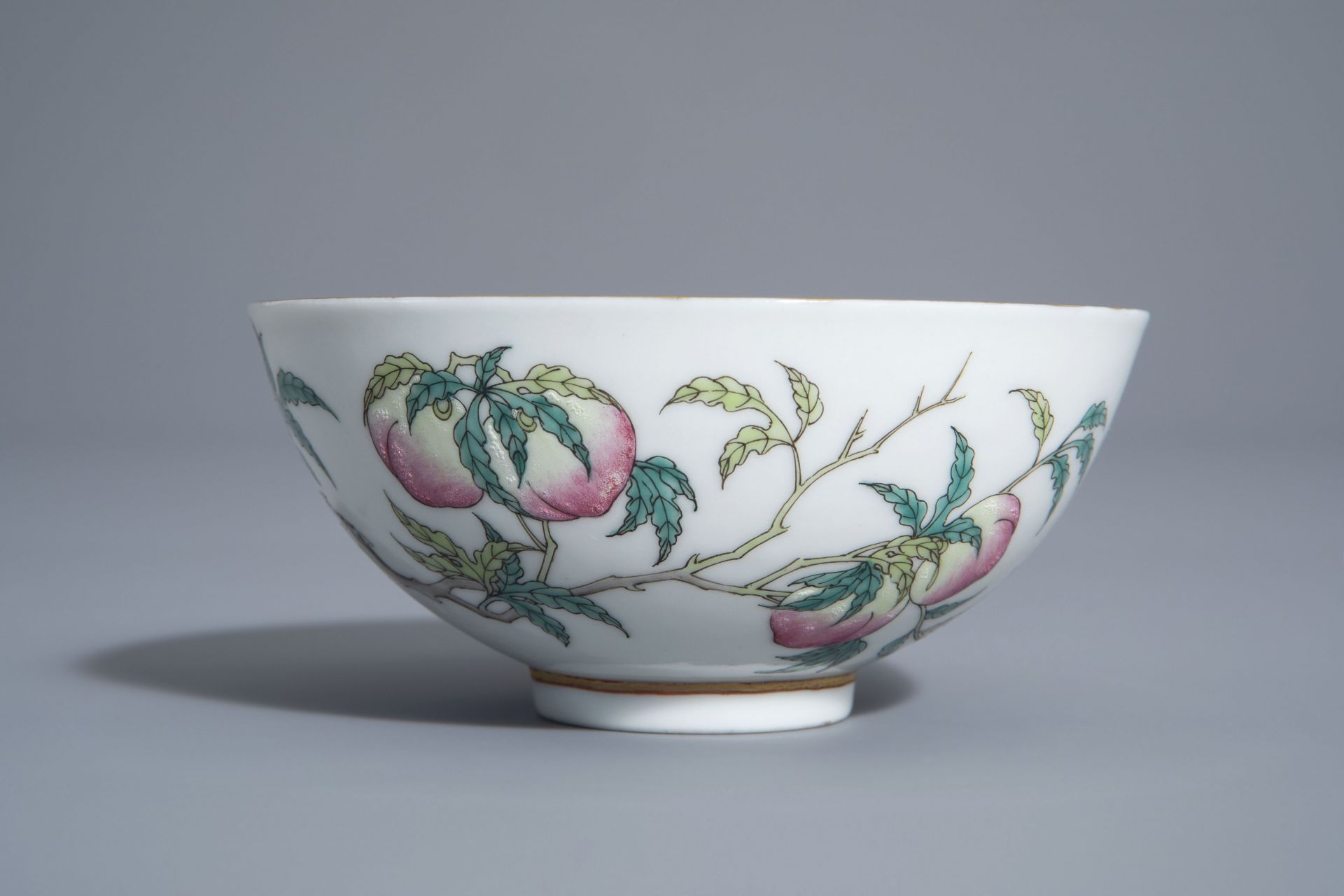 A Chinese famille rose 'nine peaches and crane' bowl, Guangxu mark, 19th/20th C. - Bild 5 aus 7