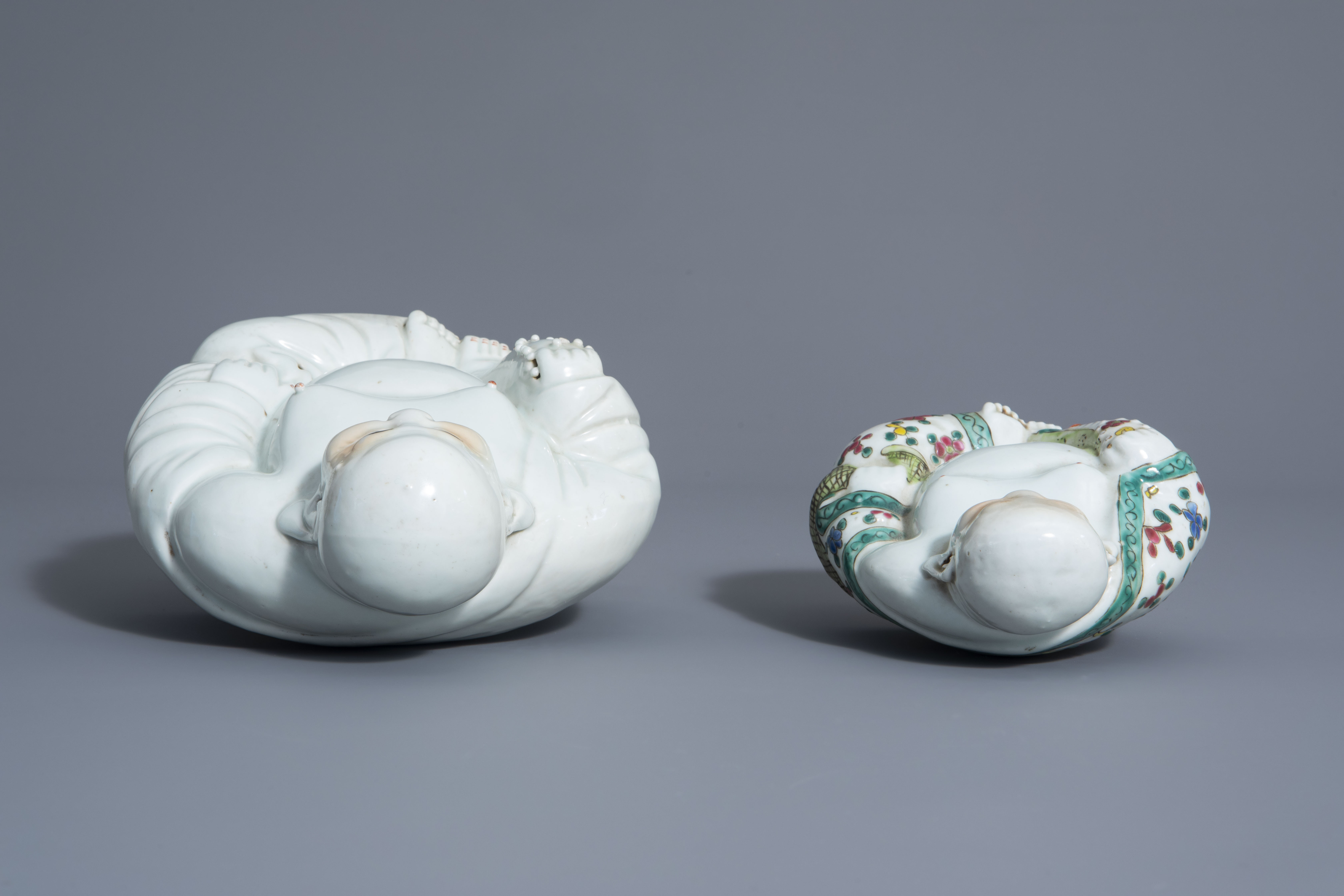 Two Chinese white, iron red, gilt and famille rose porcelain figures of Buddha, 19th/20th C. - Image 7 of 7