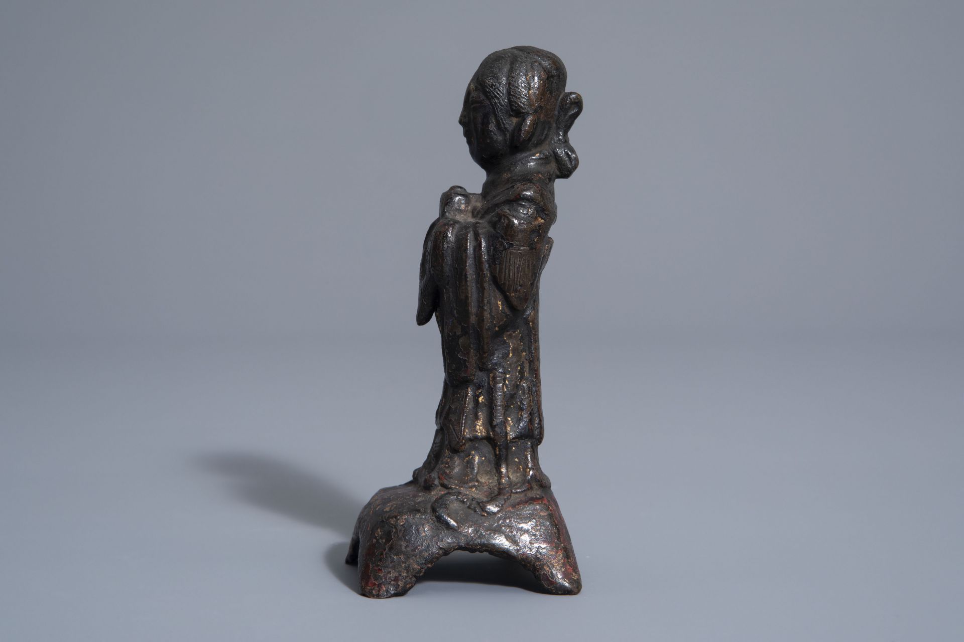 A Chinese bronze figure of a standing lady, Ming - Image 5 of 7