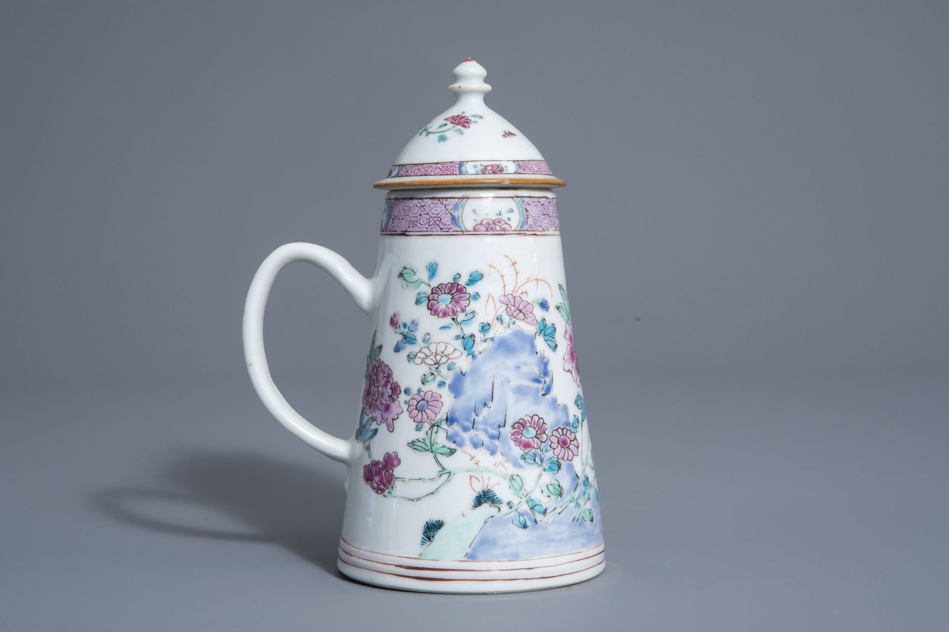A Chinese famille rose coffee pot with cover with floral design, Qianlong - Bild 4 aus 7