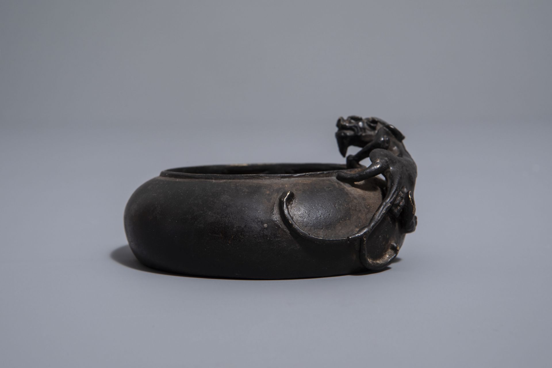 A Chinese bronze 'chilong' brush washer, 19th/20th C. - Bild 5 aus 7