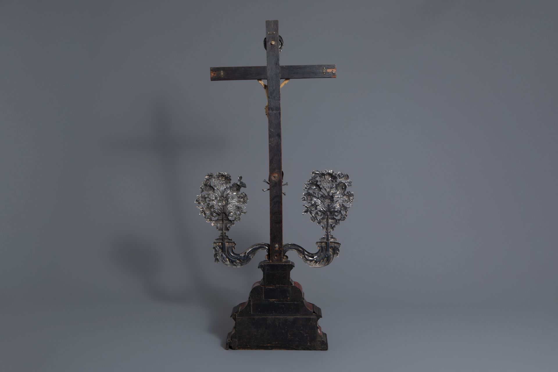 Ivory Corpus on silver mounted tortoise veneer ebony crucifix, Southern Netherlands, 17th/18th C. - Image 3 of 12