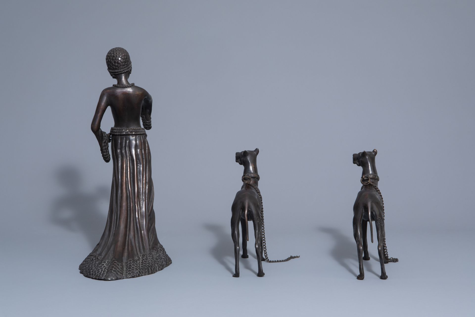 In the manner of Demetre Chiparus (1886-1947): Lady with two dogs, patinated bronze - Image 3 of 9