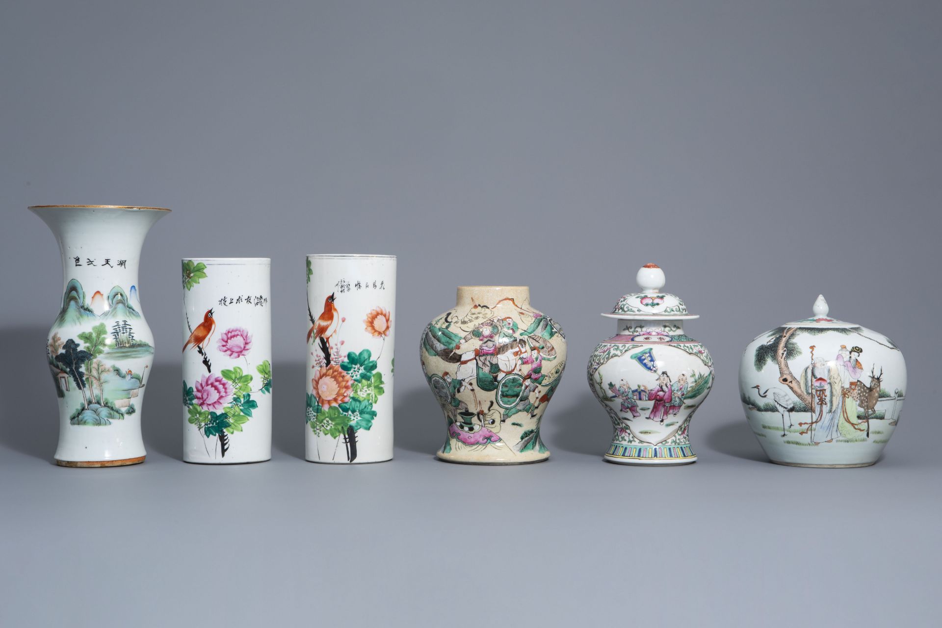 Six Chinese qianjiang cai and famille rose vases, 19th/20th C. - Bild 2 aus 8