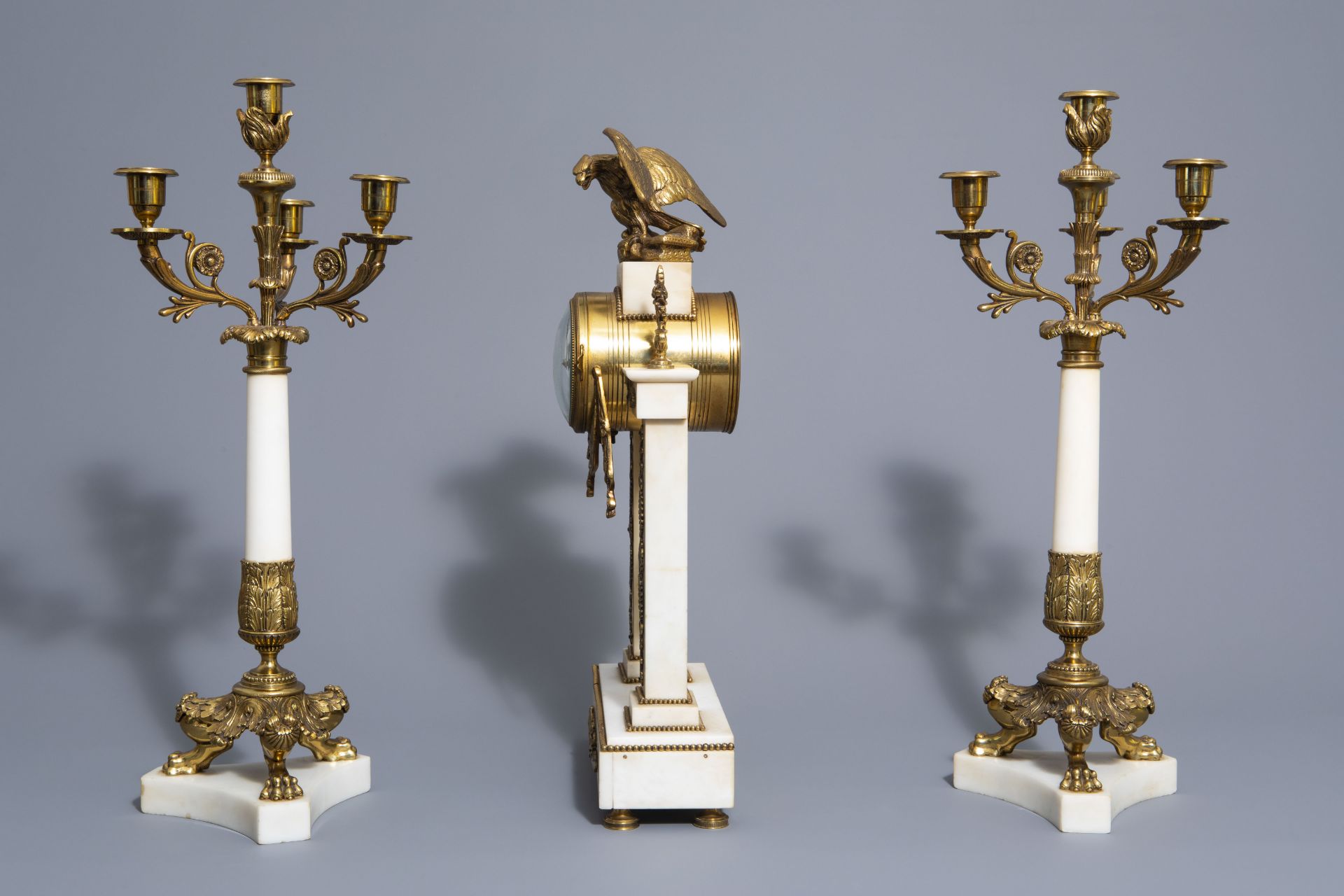 A three-piece gilt mounted and white marble garniture with an eagle, France, 19th/20th C. - Bild 4 aus 12