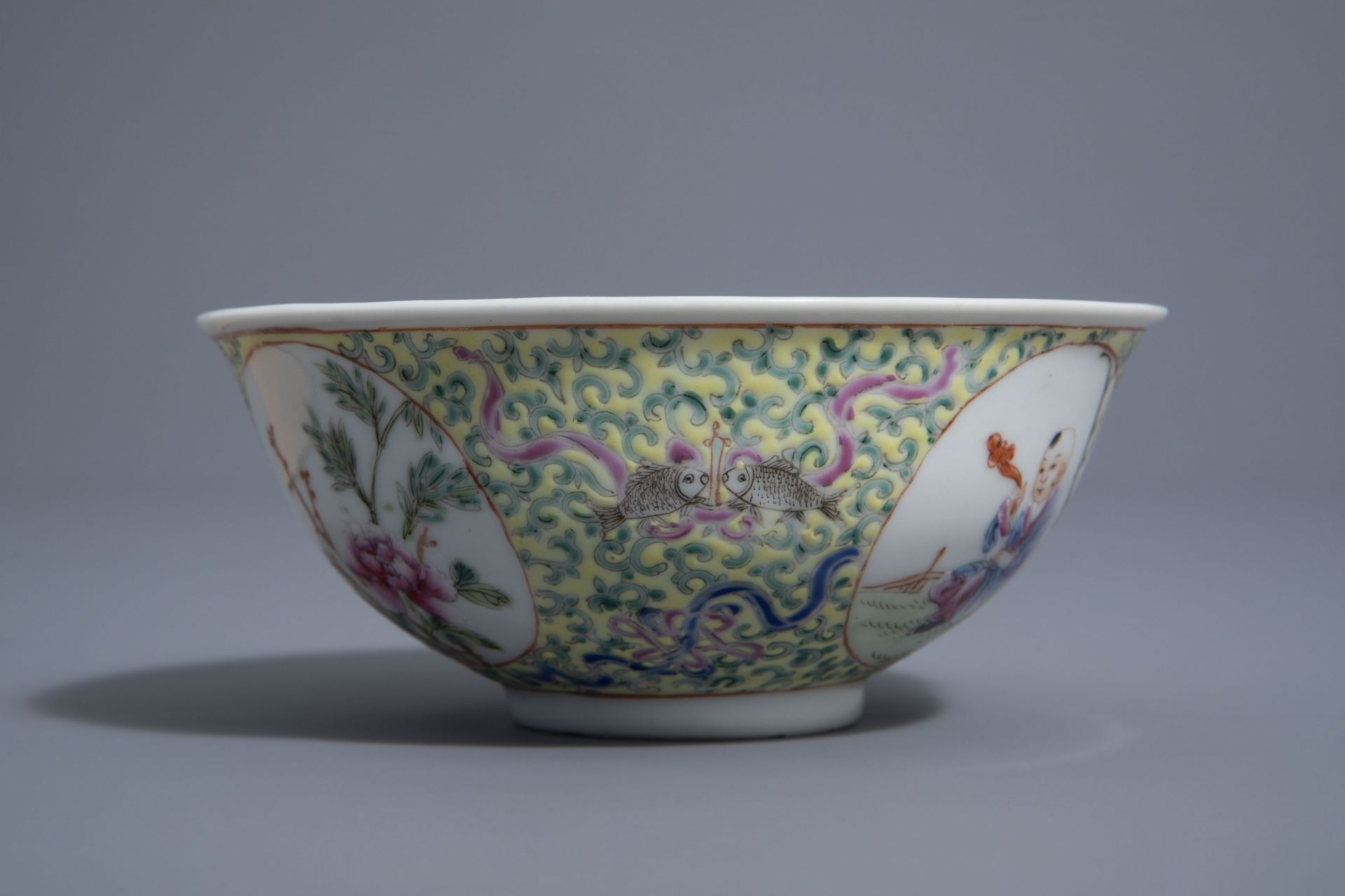 A Chinese famille rose 'Baijixiang' bowl, Qianlong mark, Republic, 20th C. - Image 8 of 10