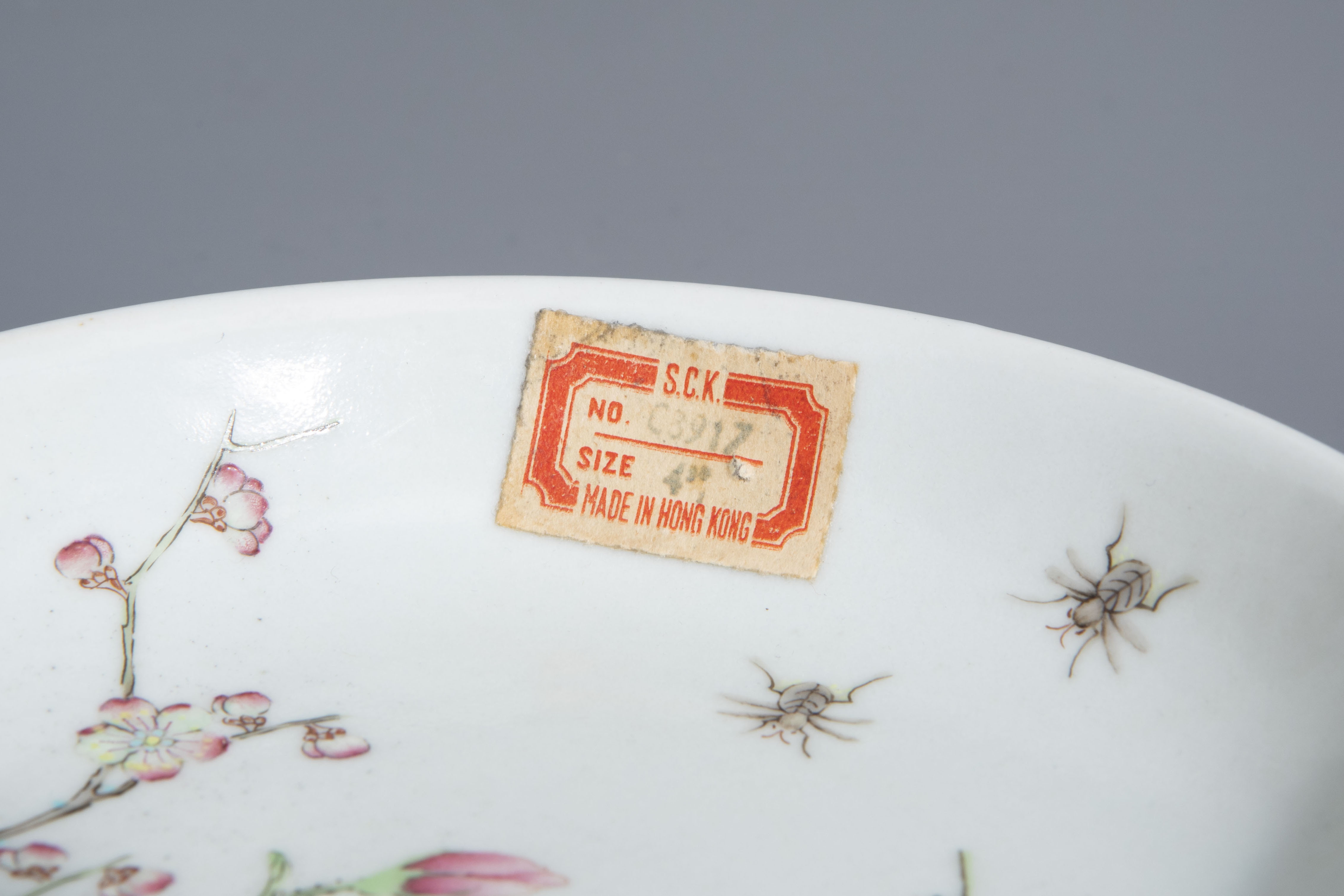 A Chinese famille rose cup and a saucer with different designs, 19th/20th C. - Image 4 of 11