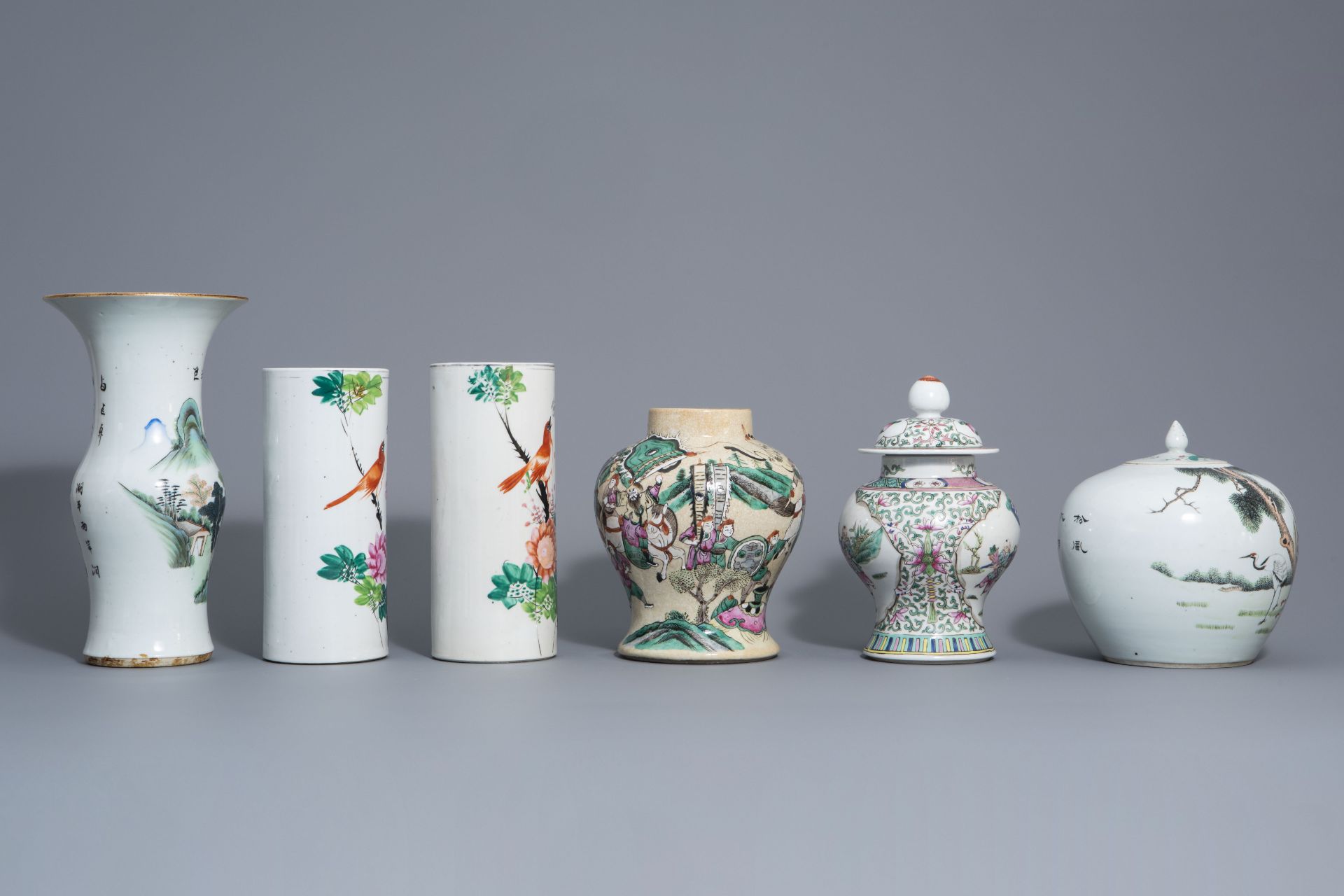 Six Chinese qianjiang cai and famille rose vases, 19th/20th C. - Bild 3 aus 8