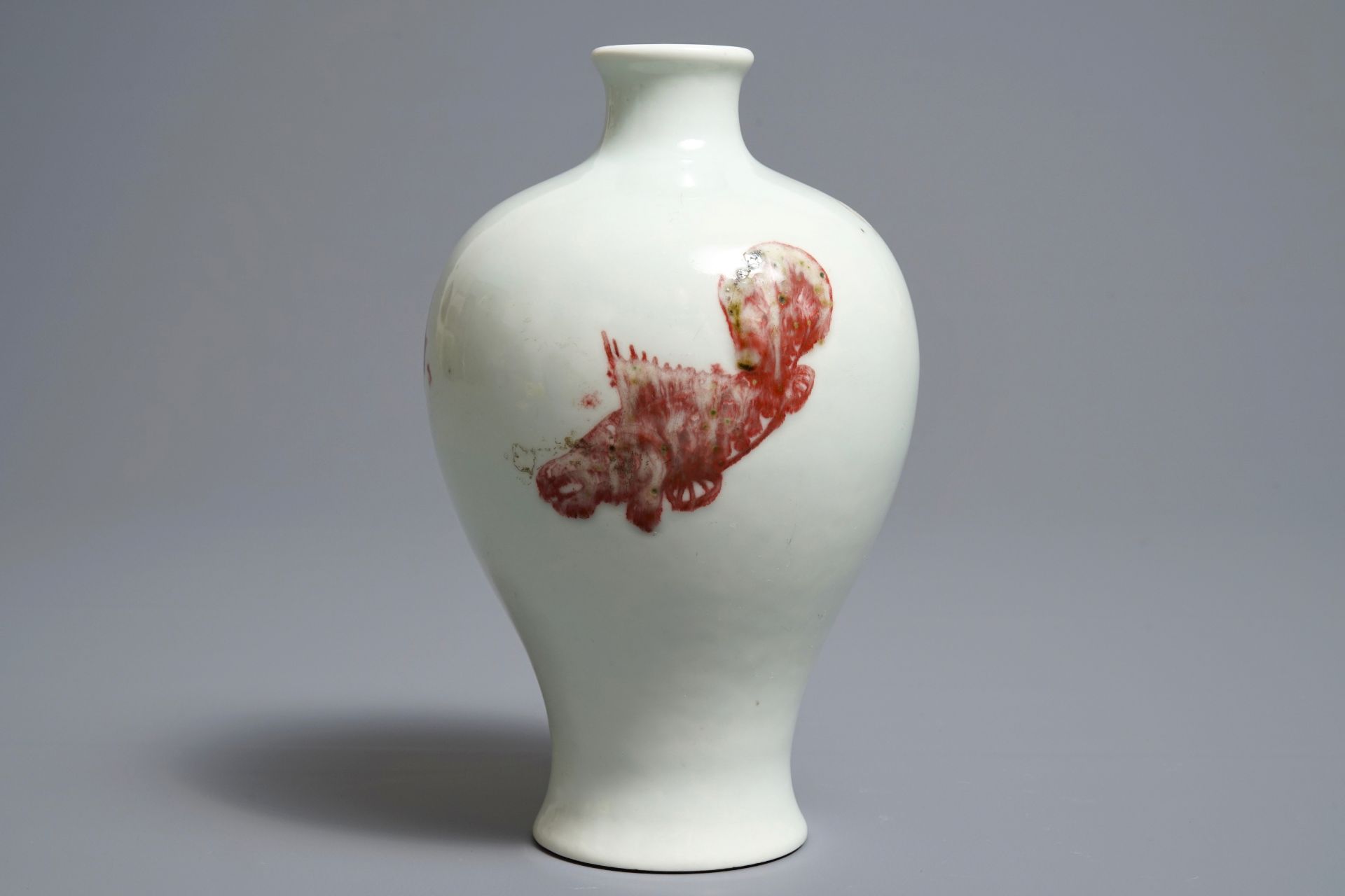 A Chinese underglaze red meiping 'carps' vase, Kangxi mark, 18th/19th C. - Bild 3 aus 5