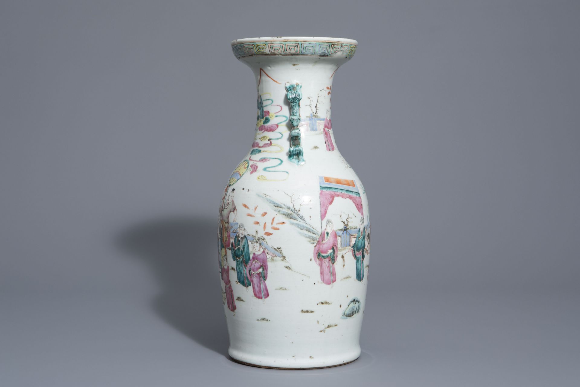 A Chinese famille rose vase with figurative design all around, 19th C. - Bild 4 aus 6