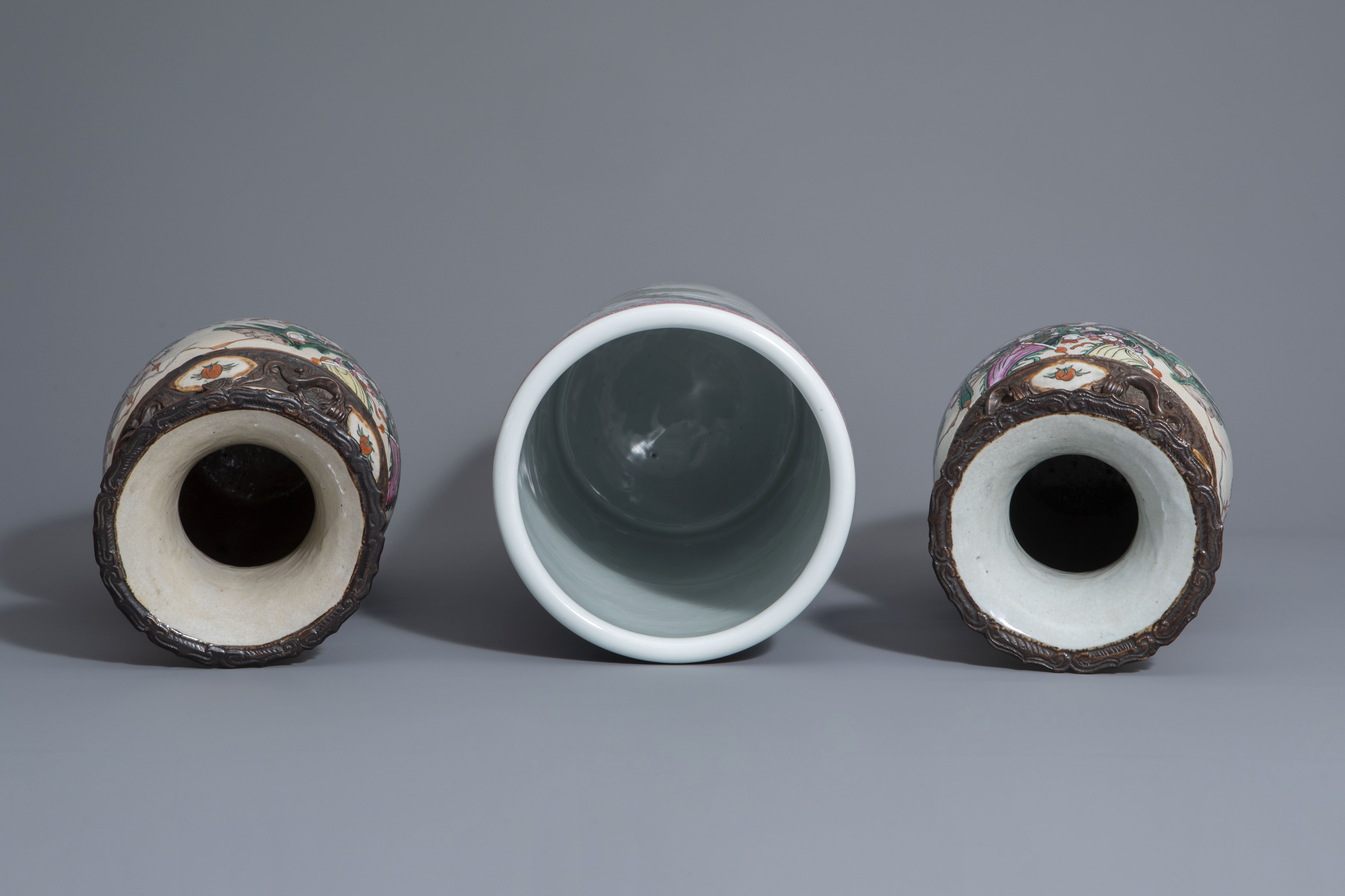 Four Chinese famille rose, qianjiang cai and Nanking crackle glazed vases, 19th/20th C. - Image 6 of 13