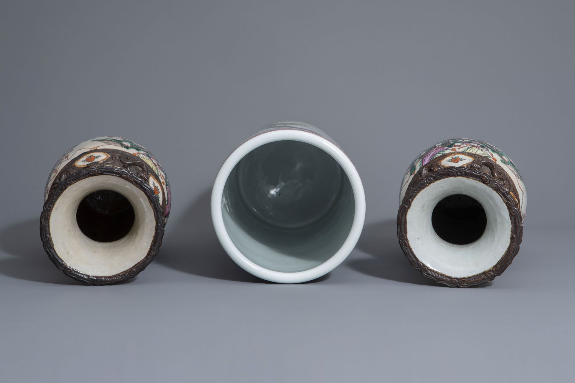 Four Chinese famille rose, qianjiang cai and Nanking crackle glazed vases, 19th/20th C. - Bild 6 aus 13