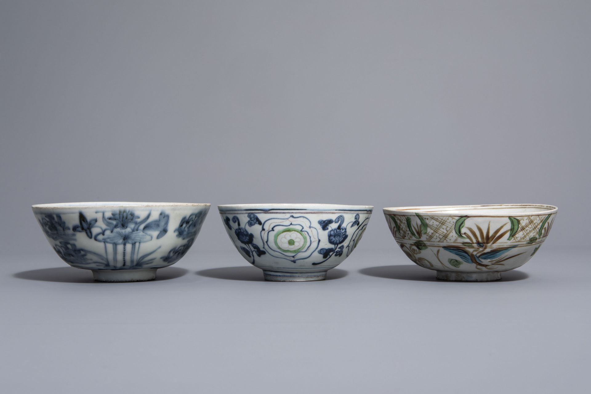 Three Chinese blue, white and polychrome Swatow bowls with different designs, 17th C. - Image 2 of 7
