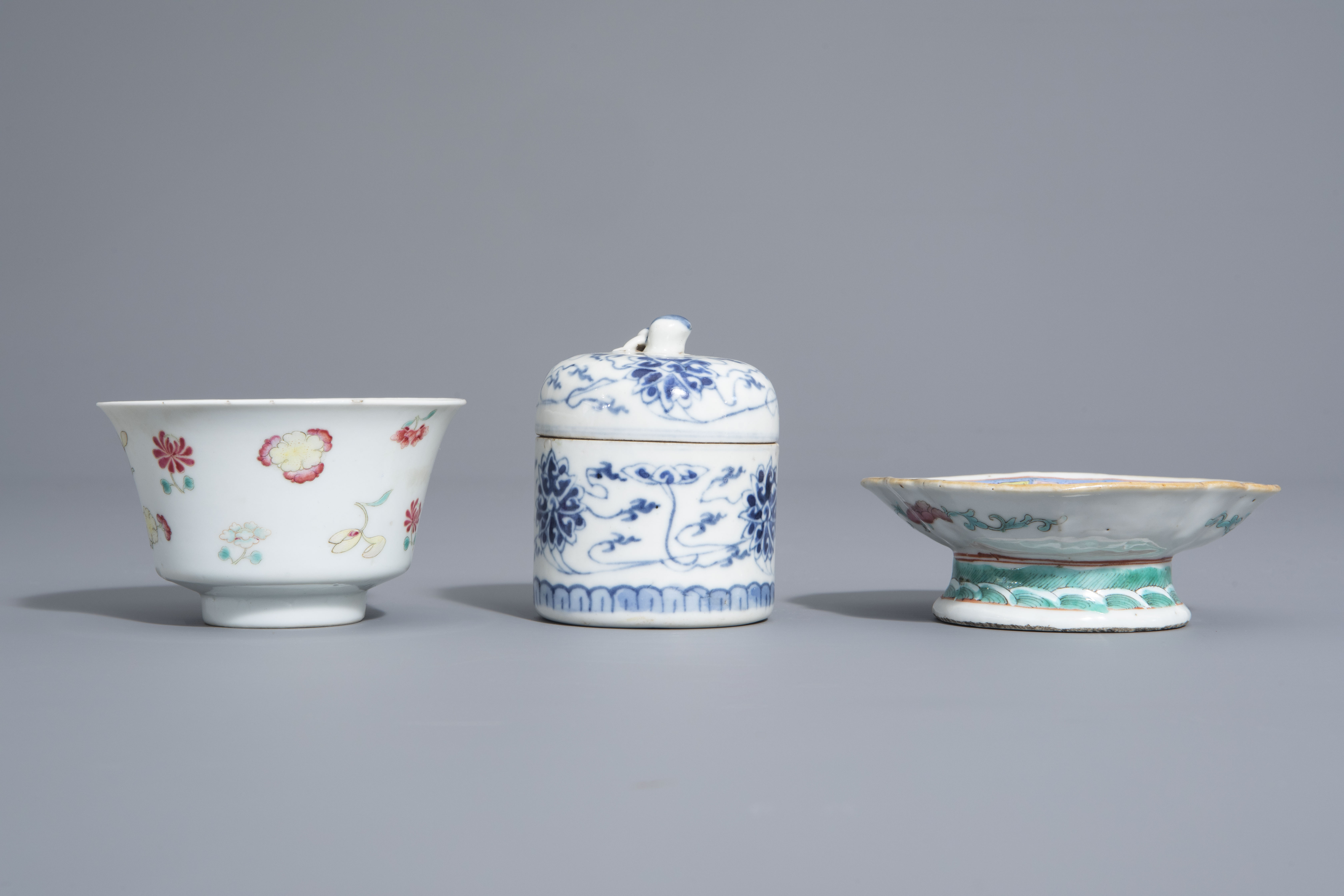 A varied collection of Chinese blue and white and famille rose porcelain, 19th/20th C. - Image 10 of 15