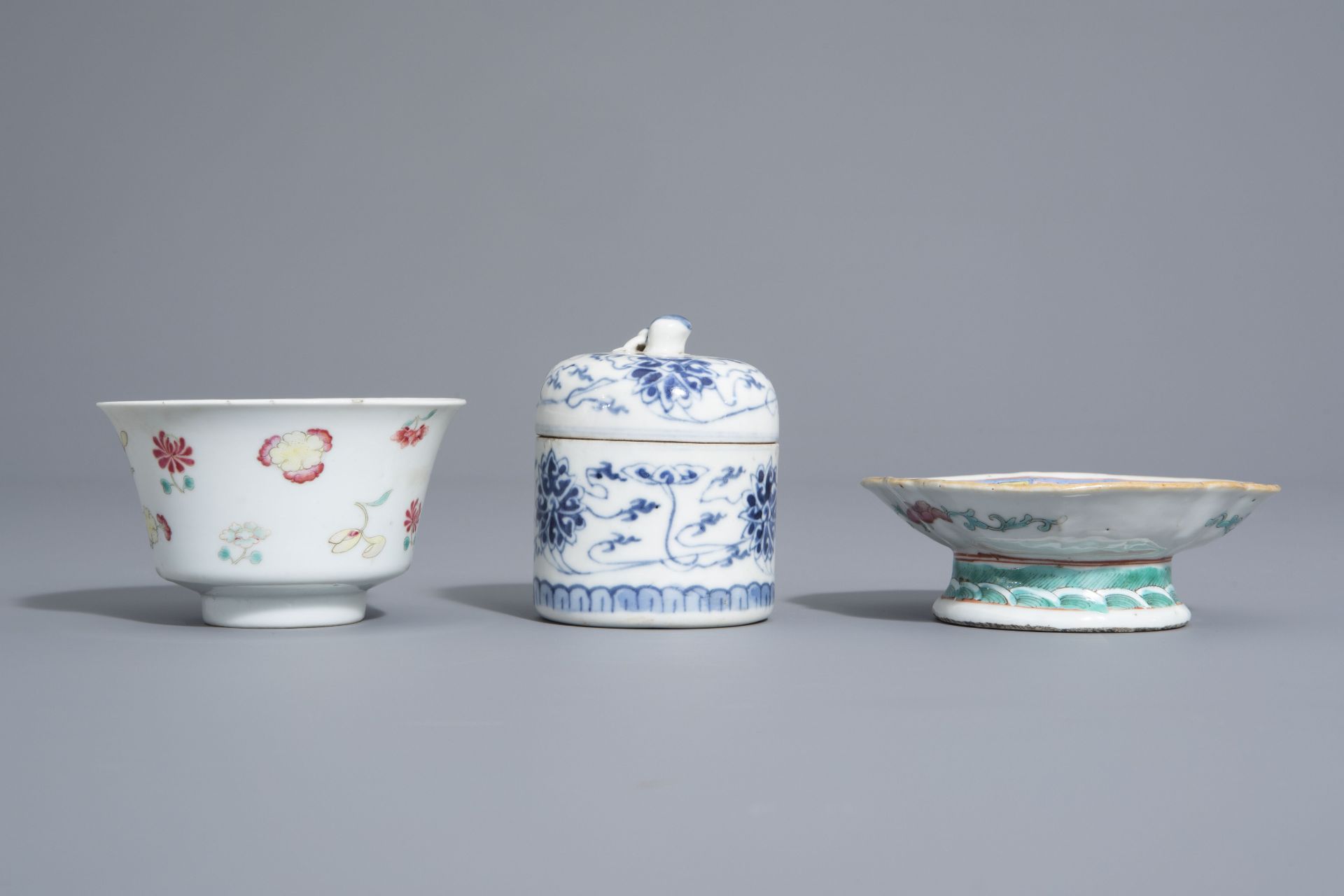 A varied collection of Chinese blue and white and famille rose porcelain, 19th/20th C. - Bild 10 aus 15
