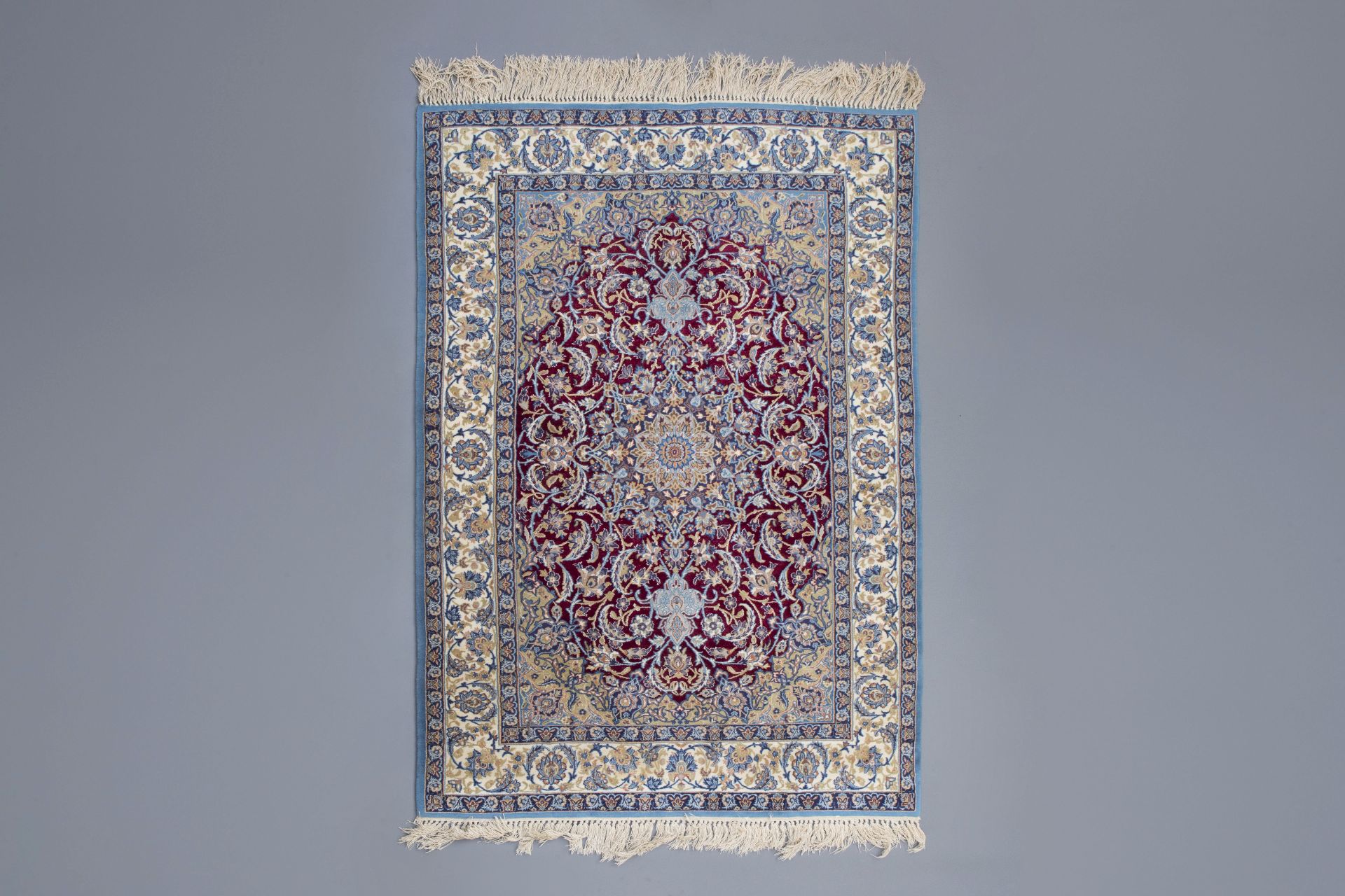 An Oriental rug with floral design, wool and silk on cotton, Isfahan, 20th C.