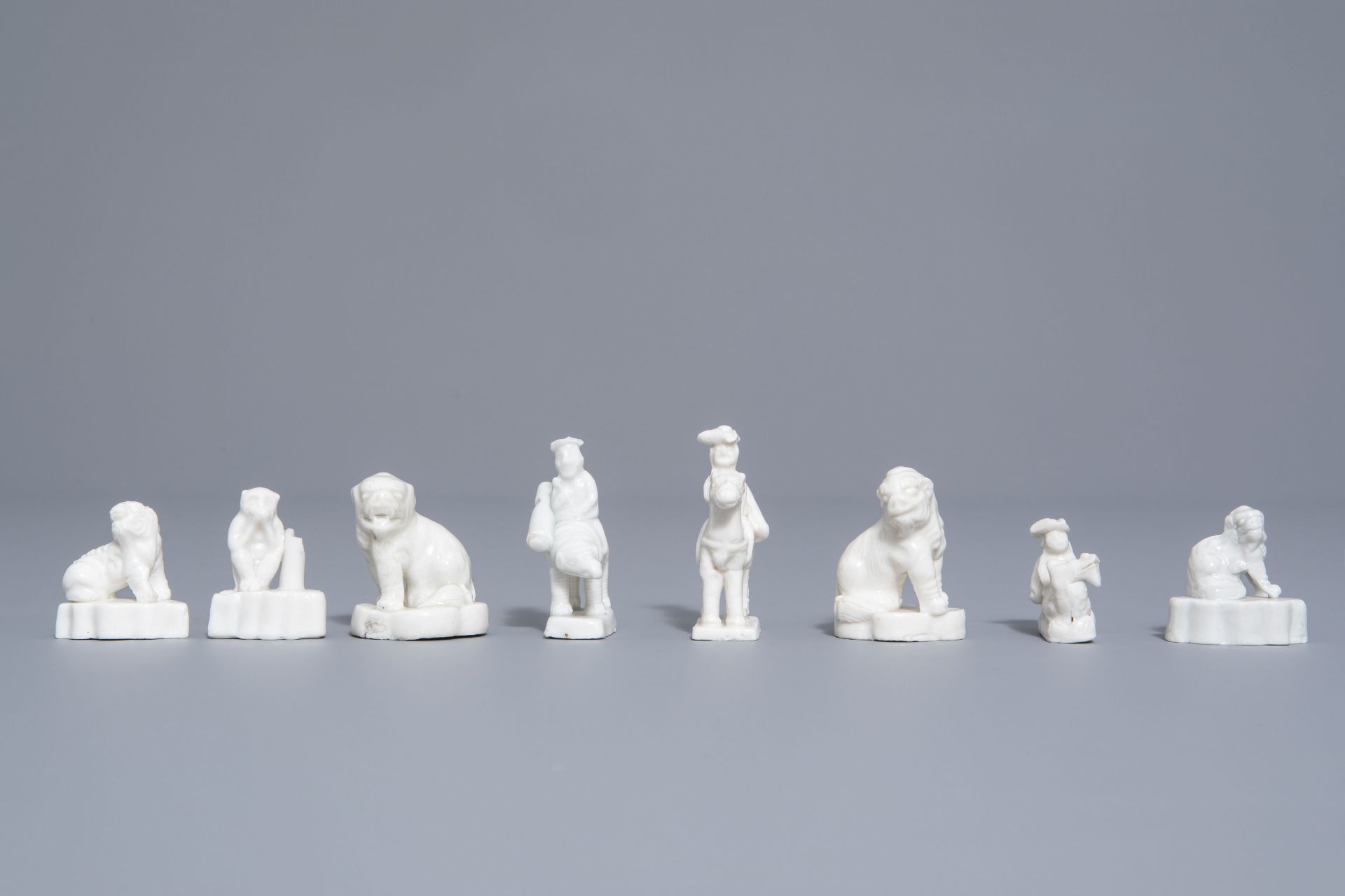 Eight Chinese Dehua blanc de Chine minature figures and whistles, Kangxi - Bild 2 aus 7