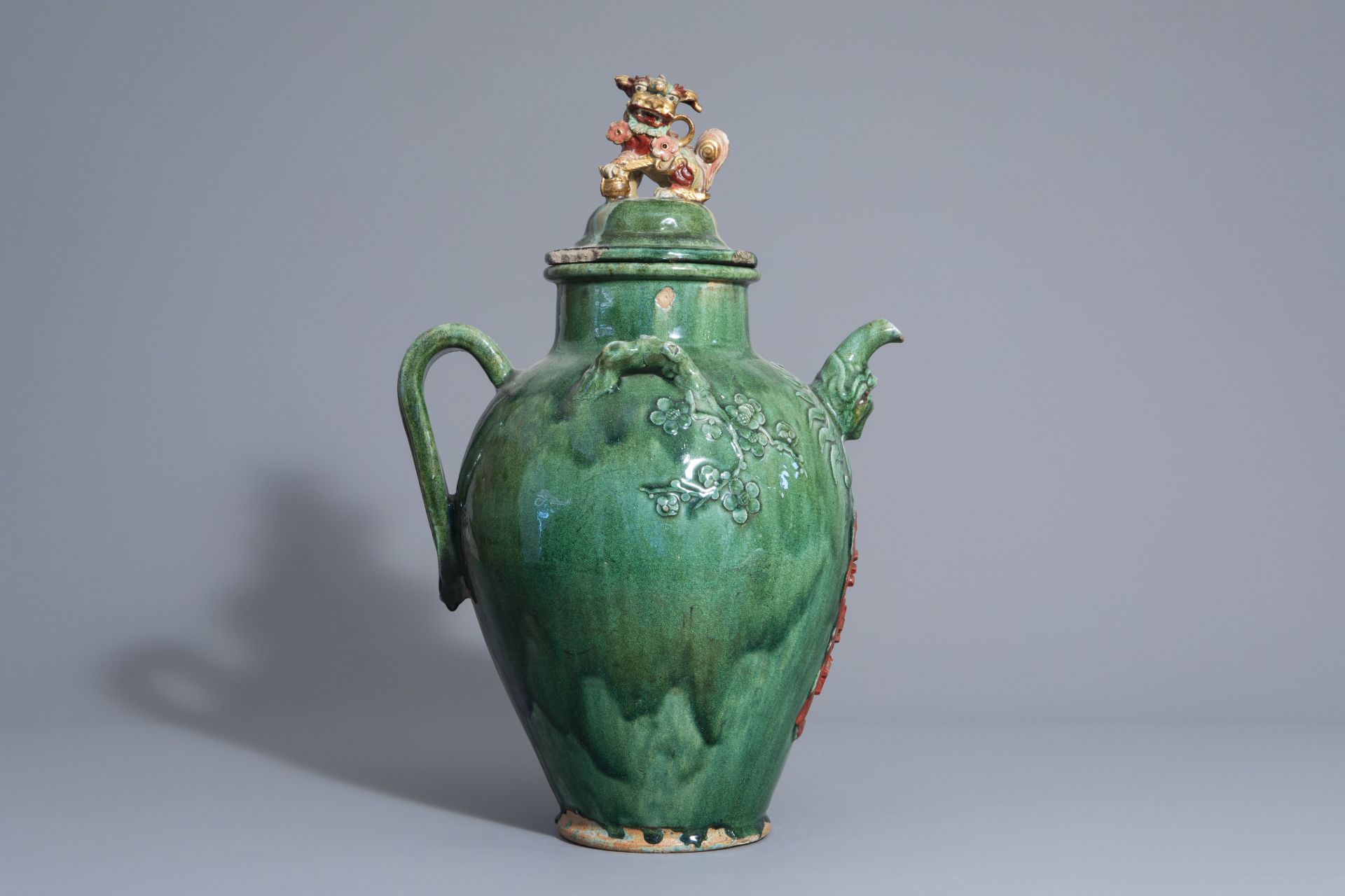 A large Chinese green glazed jug/jar with inscription, early 20th C. - Bild 2 aus 7